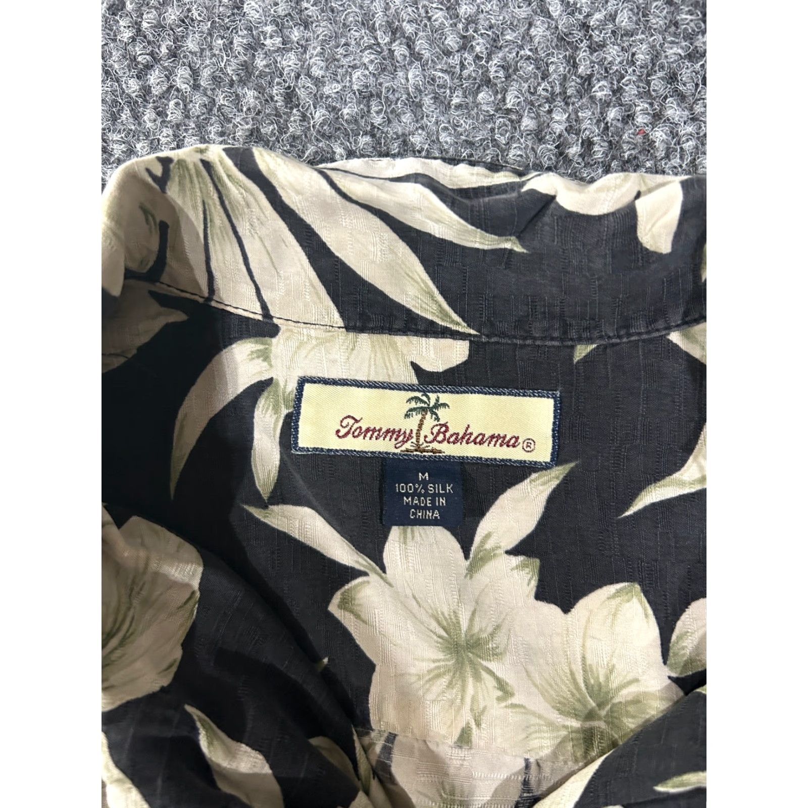 Tommy Bahama Tommy Bahama Hawaiian Shirt Mens Medium Black Cream Floral Silk Camp Vacation Button-Up Short Sleeve, M, Black, Floral, Silk, Tom… Size US M / EU 48-50 / 2 - 5 Thumbnail