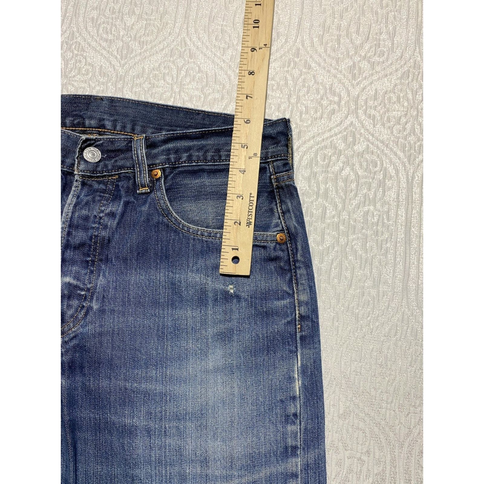 Levi's VINTAGE Levi's 501 Jeans Mens 31x30 Blue Denim Straight Leg Button Fly Distressed Worn Casual/Everyday Mens Jeans Size US 31 - 6 Thumbnail