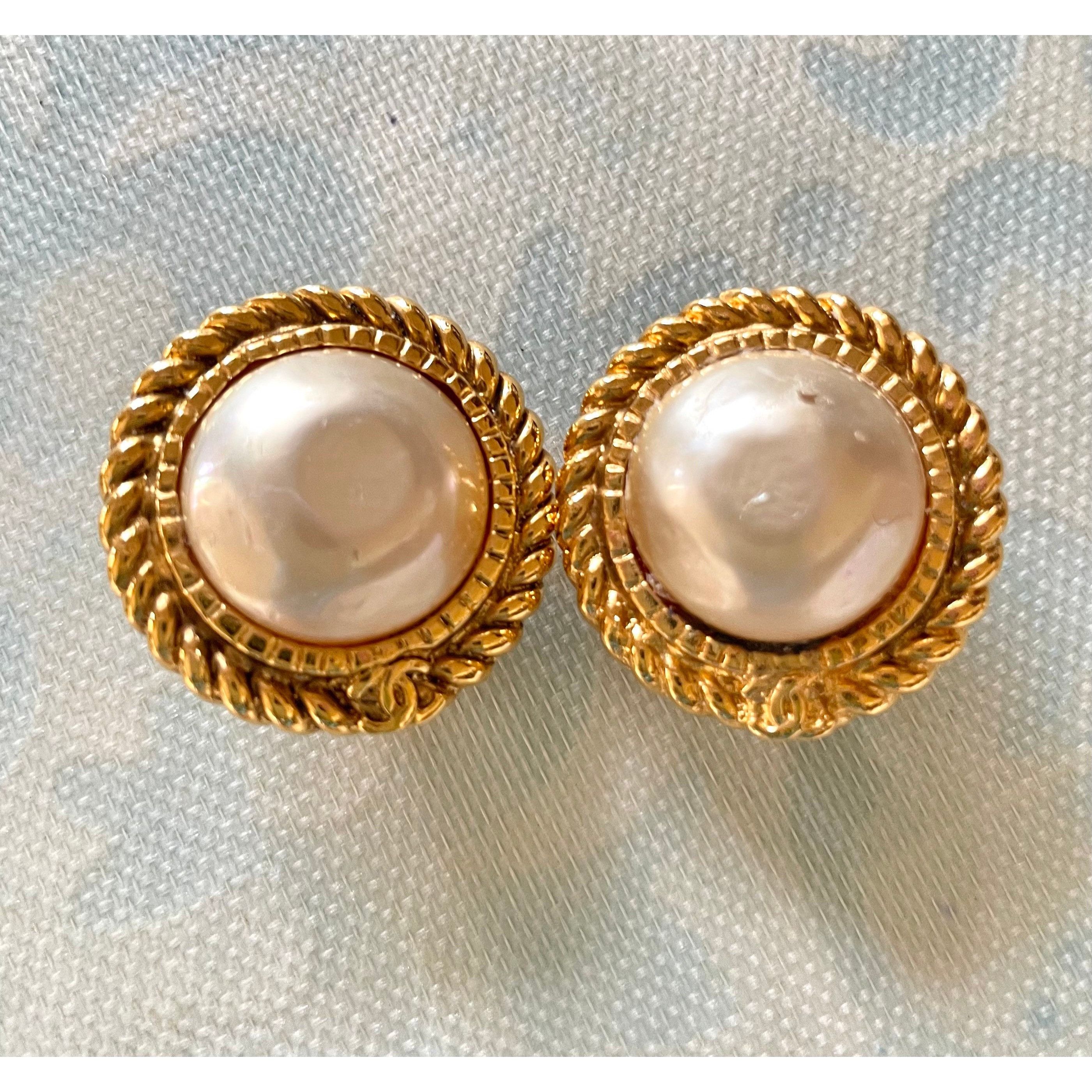 Chanel Vintage CHANEL golden earrings with pearl and CC motif. Size ONE SIZE - 3 Thumbnail
