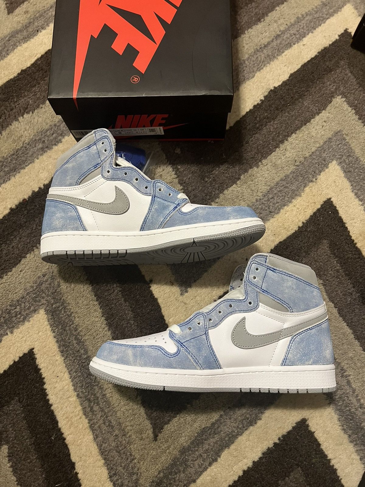 Jordan Brand × Nike Nike Air Jordan 1 Retro High OG Hyper Royal Size 9 Size US 9 / EU 42 - 3 Thumbnail