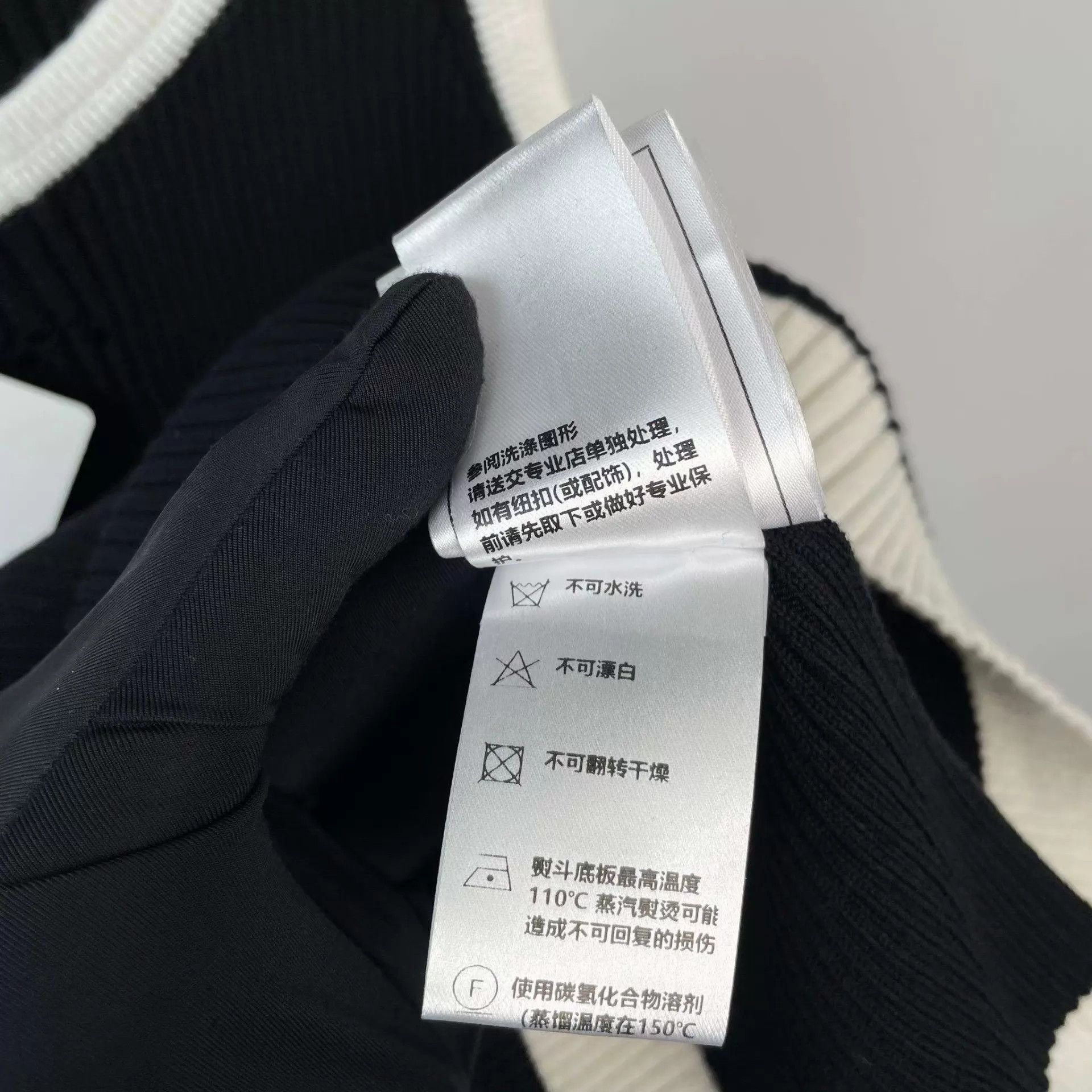 Chanel Chanel 25C 98 New Black & White CC Openwork Knit Tank 40 Size M / US 6-8 / IT 42-44 - 8 Thumbnail