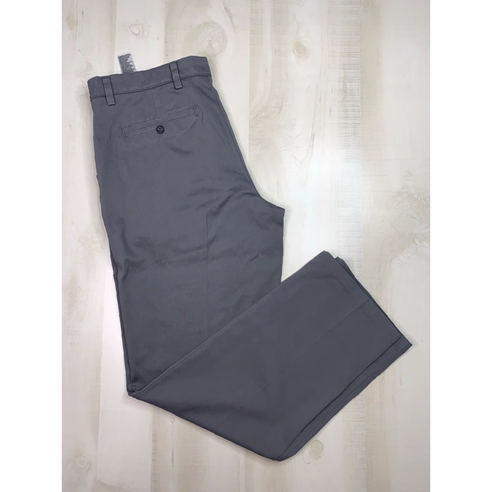 Dockers VINTAGE? No. The item isn’t vintage. Proceeding with optimized: Dockers Easy Khaki Classic Fit Stretch Non Wrinkle Mens Pants Grey 36x34 NWT Size US 36 / EU 52 - 2 Thumbnail