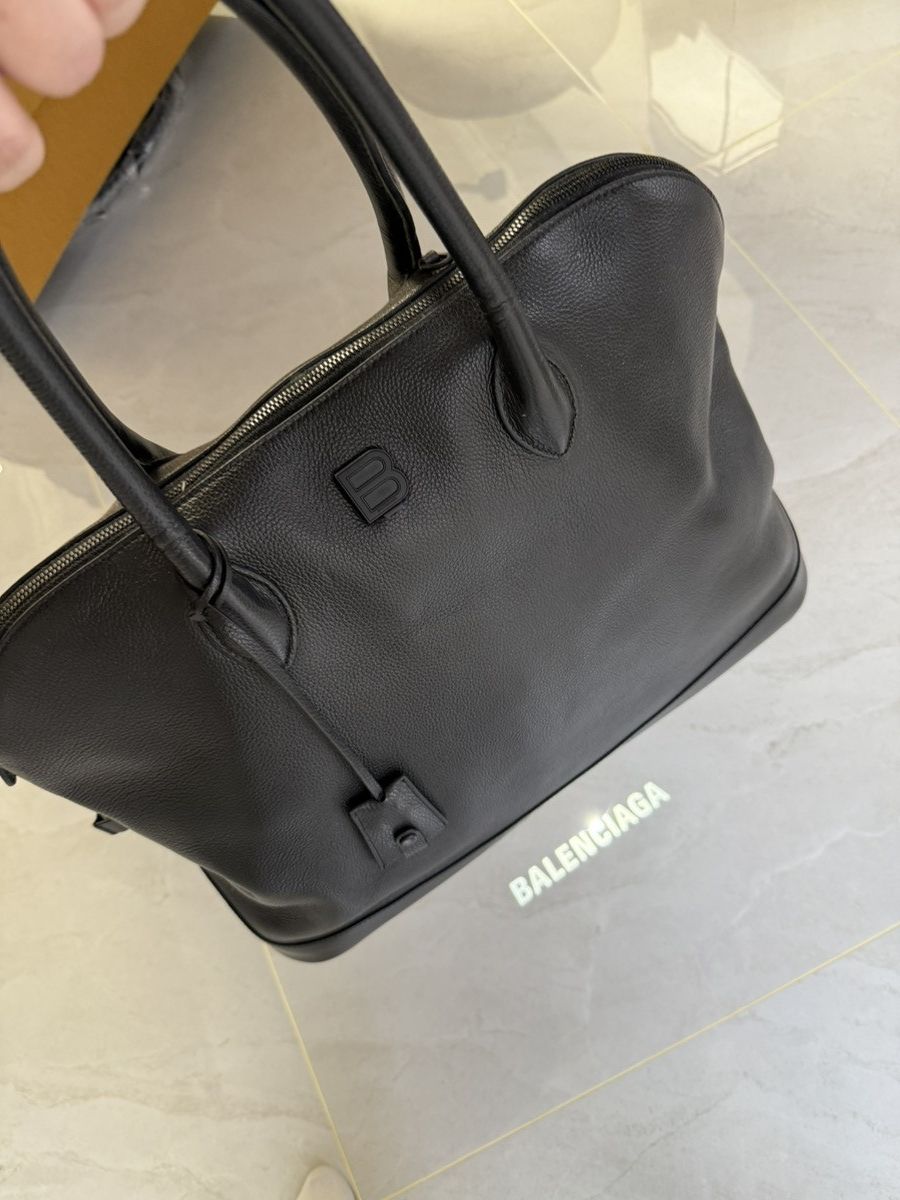Balenciaga *HUGE* Balenciaga LED projector black bag Size ONE SIZE - 1 Thumbnail