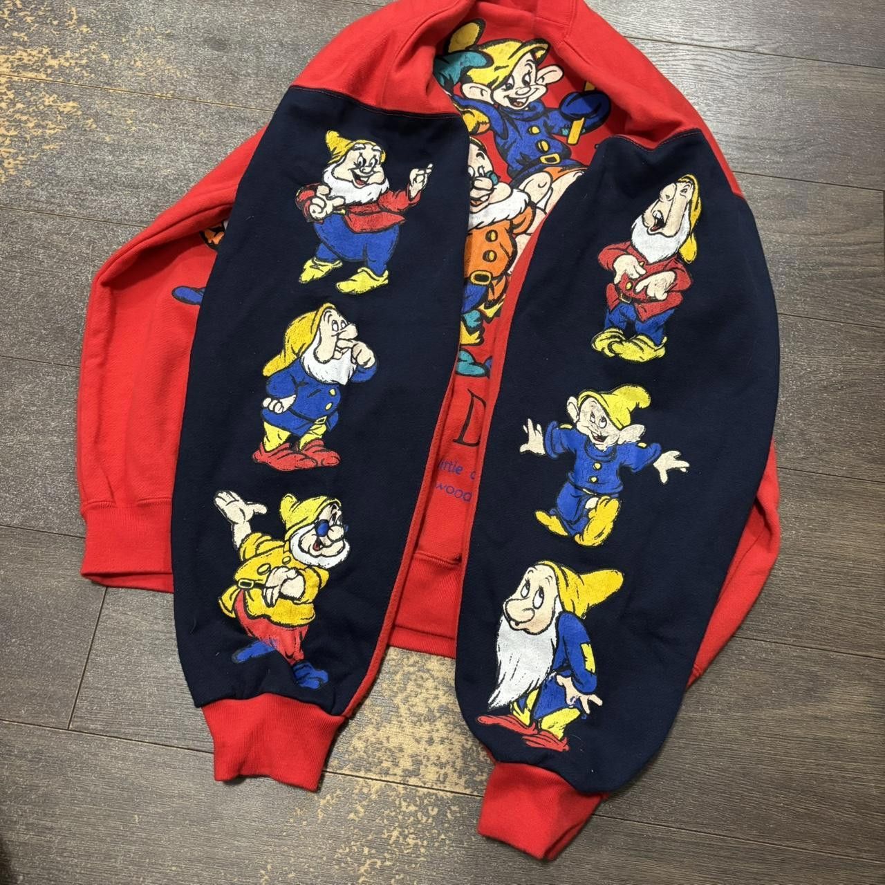 Designer vintage Snow White and the seven dwarves sweatshirt 90s M Size US M / EU 48-50 / 2 - 4 Thumbnail