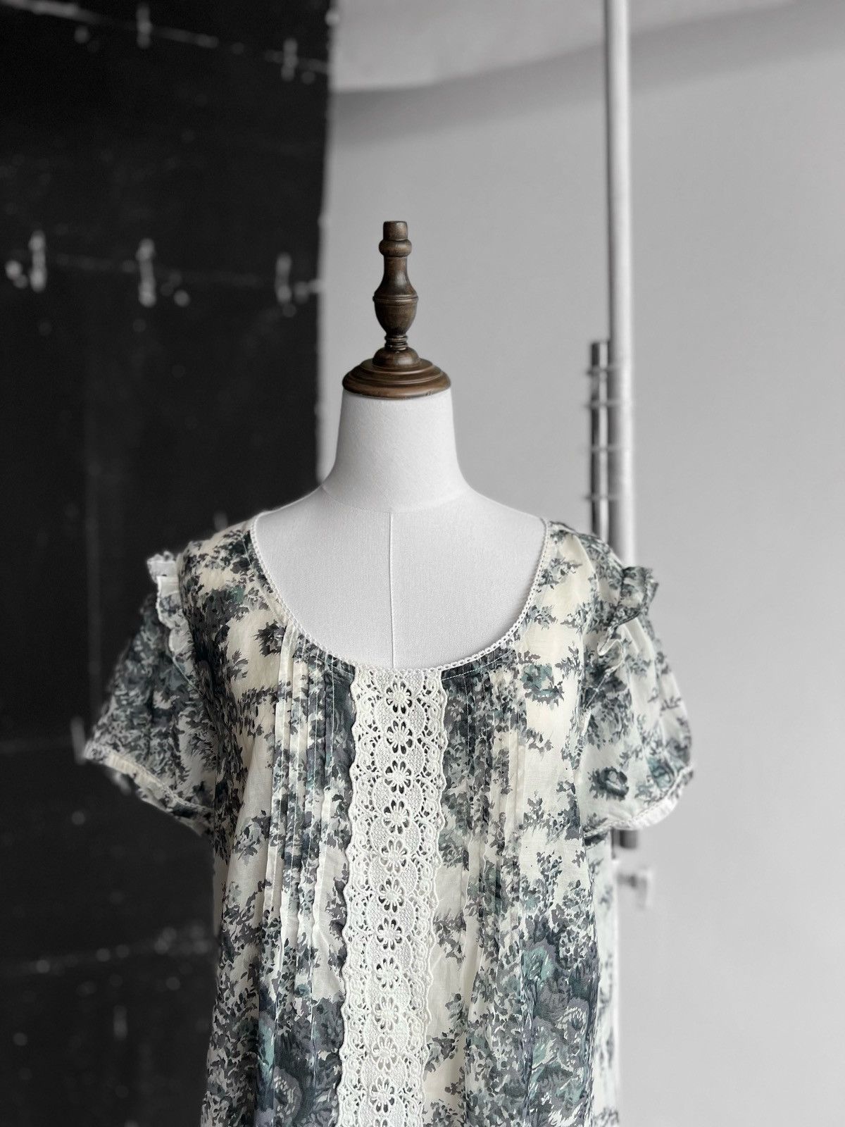 Designer Phase Eight Floral Short Sleeve Top Shirt With Lace Band Size L / US 10 / IT 46 - 2 Thumbnail
