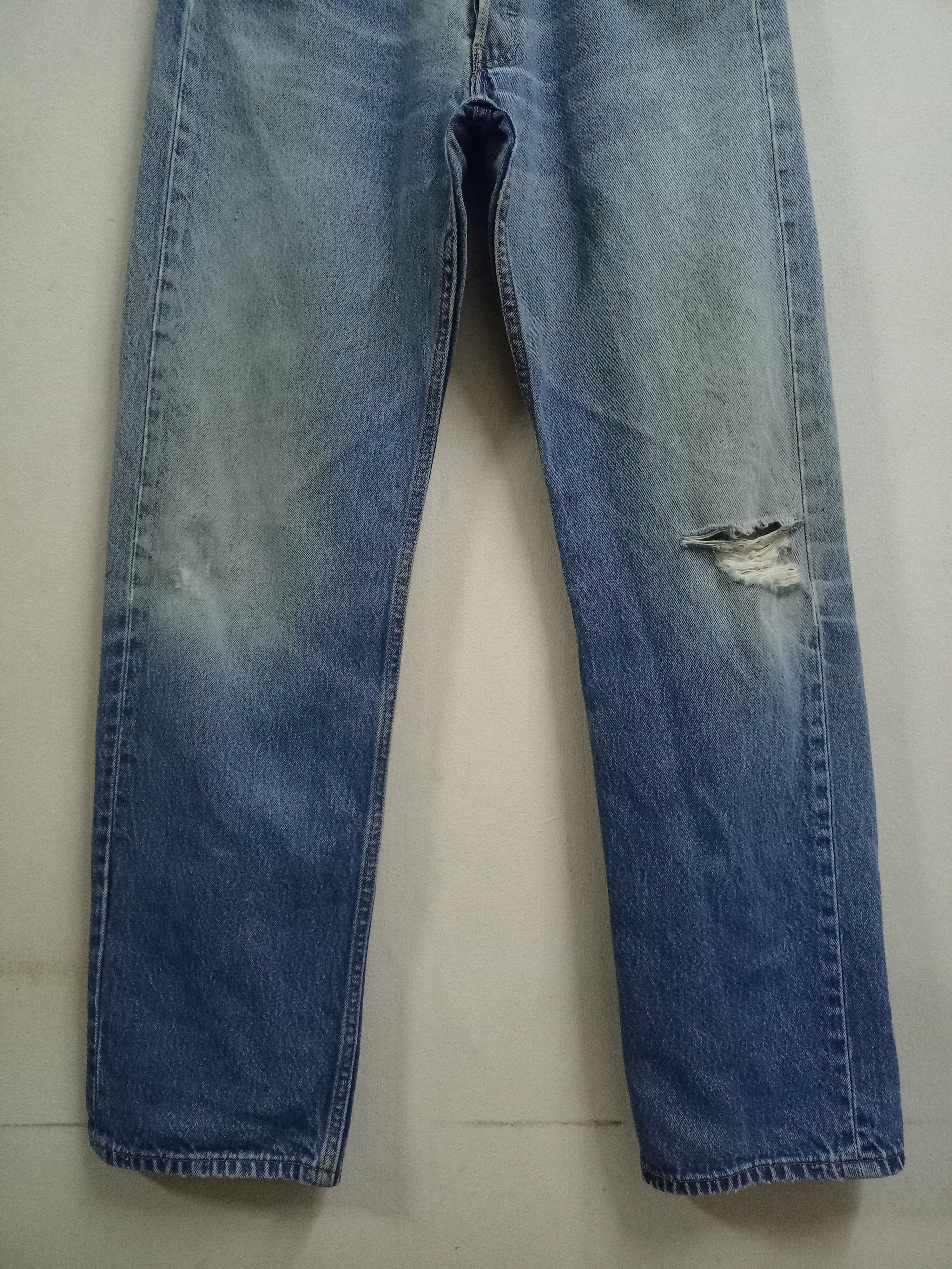 Levi's Vintage 90s Levis 501 Blue Wash Ripped Style Baggy Jeans Size US 32 / EU 48 - 6 Thumbnail