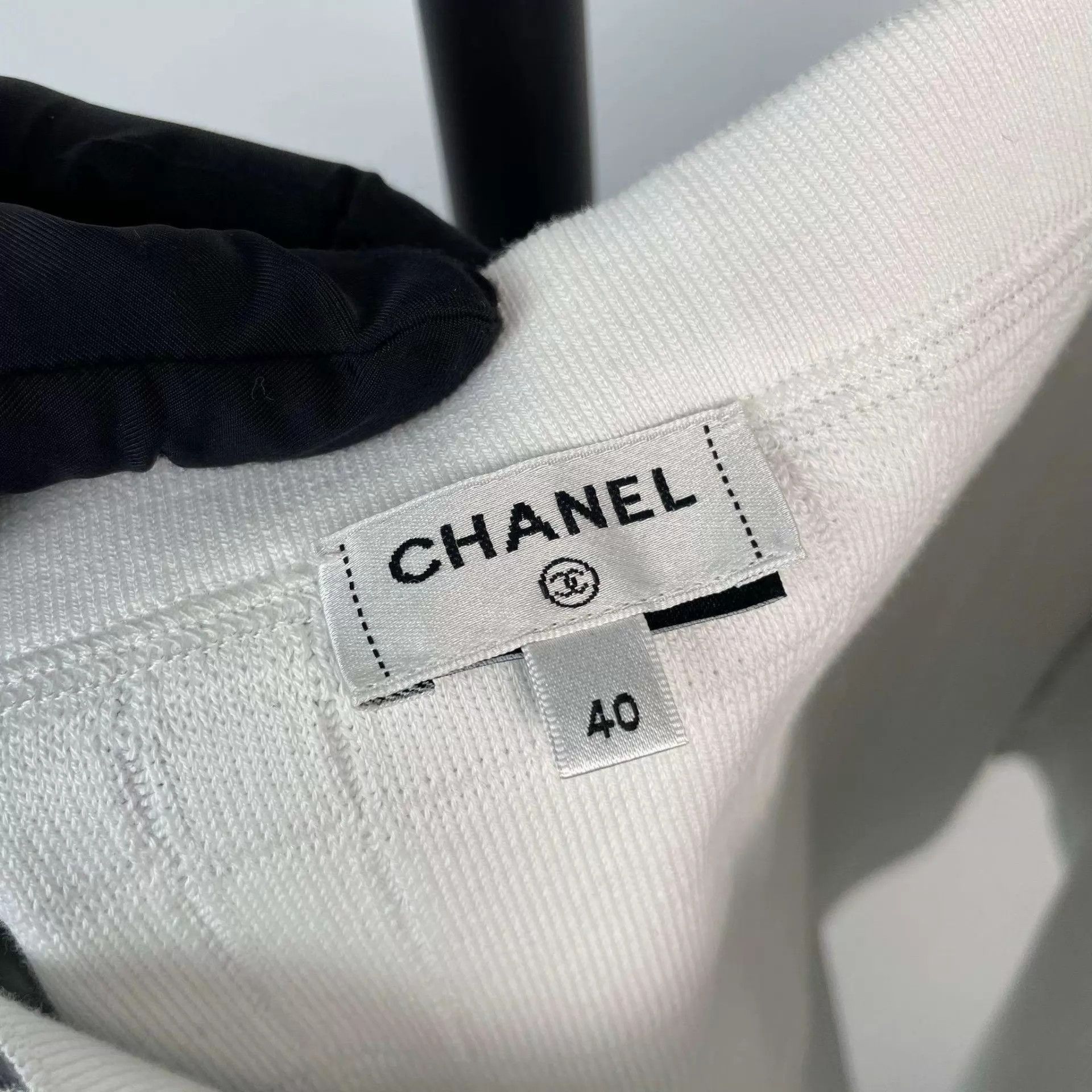 Chanel Chanel 25c Runway Quilted Silver Logo Skirt Size 40 Size 28" / US 6 / IT 42 - 6 Thumbnail