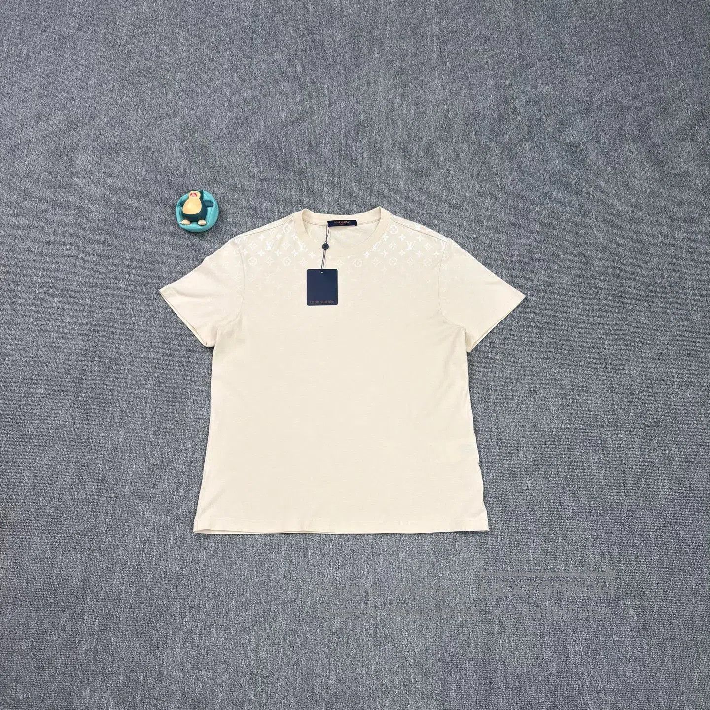 Louis Vuitton LV 25 Gradient Print Beige Short-Sleeve. Size US M / EU 48-50 / 2 - 1 Thumbnail