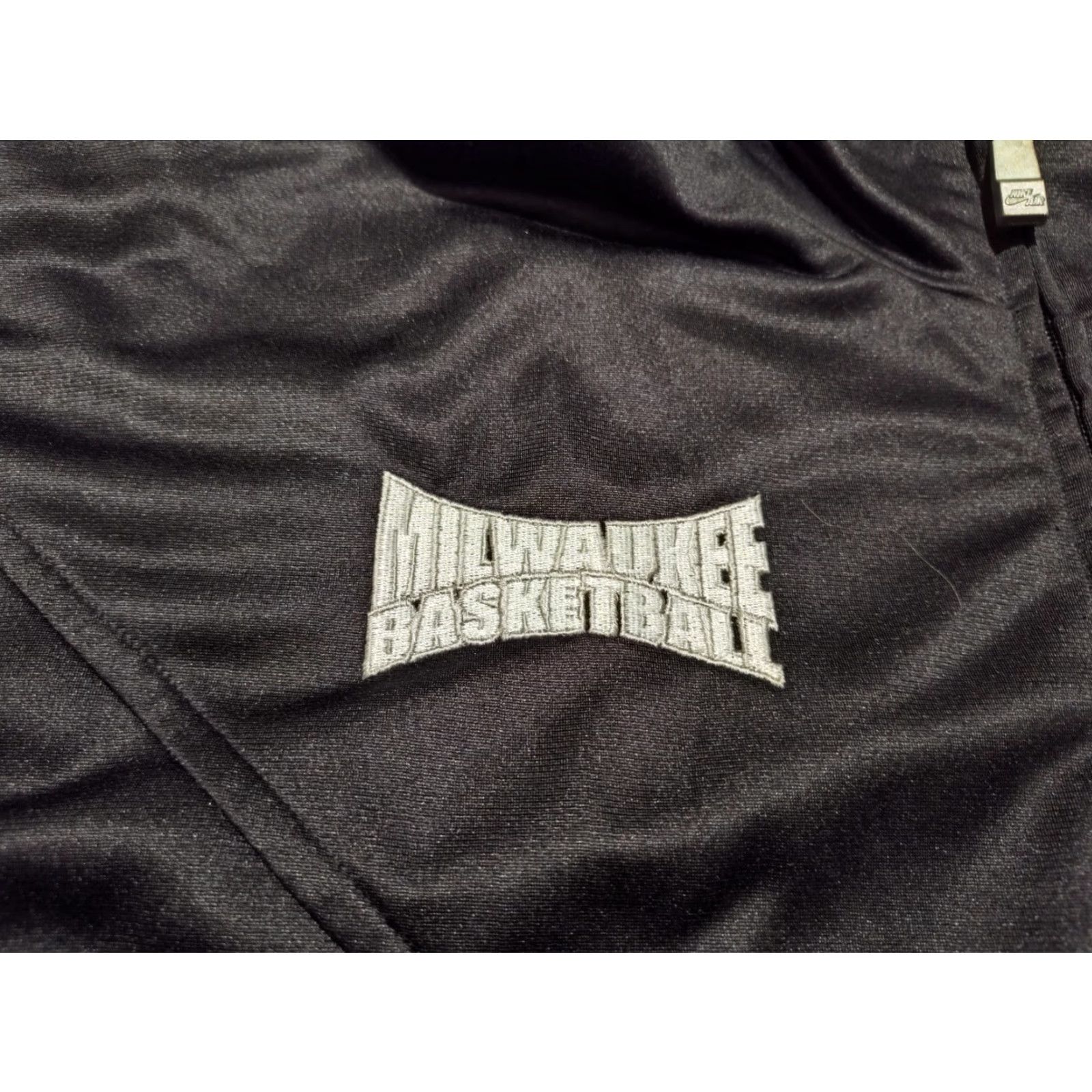 Nike Vintage Nike Air UW Milwaukee Panthers Basketball Full Zip Jacket Size M Black Size US 31 - 5 Thumbnail