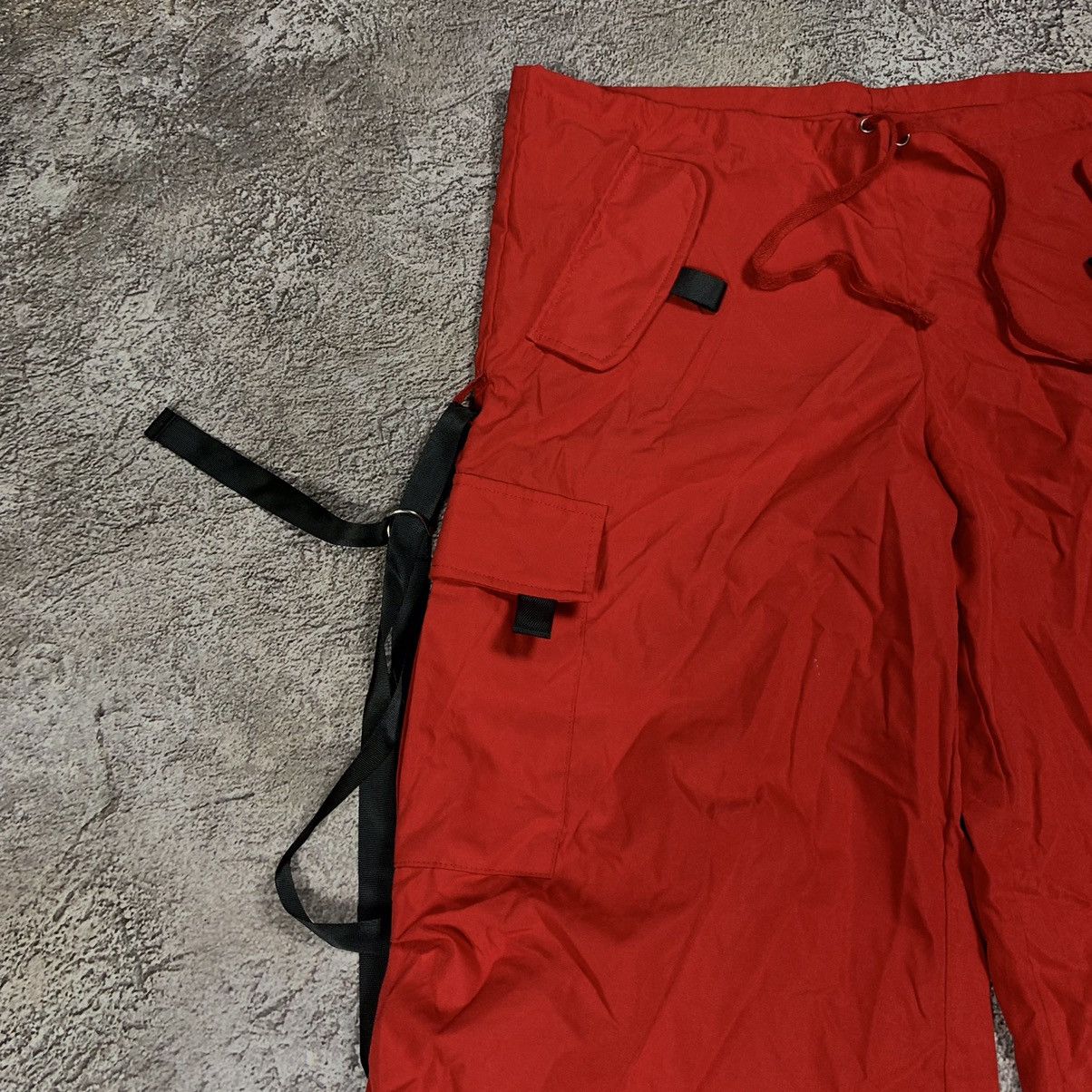 Vintage Y2K Red Baggy Cargo Pants Bondage Straps Techwear Logo 34 Size 34" / US 12 / IT 48 - 4 Thumbnail