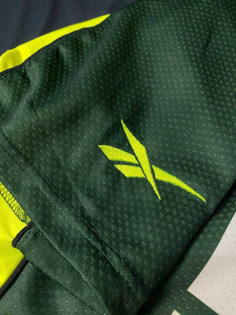 Reebok sporting Lisbon away 2001 Cristiano Ronaldo Size US L / EU 52-54 / 3 - 10 Thumbnail