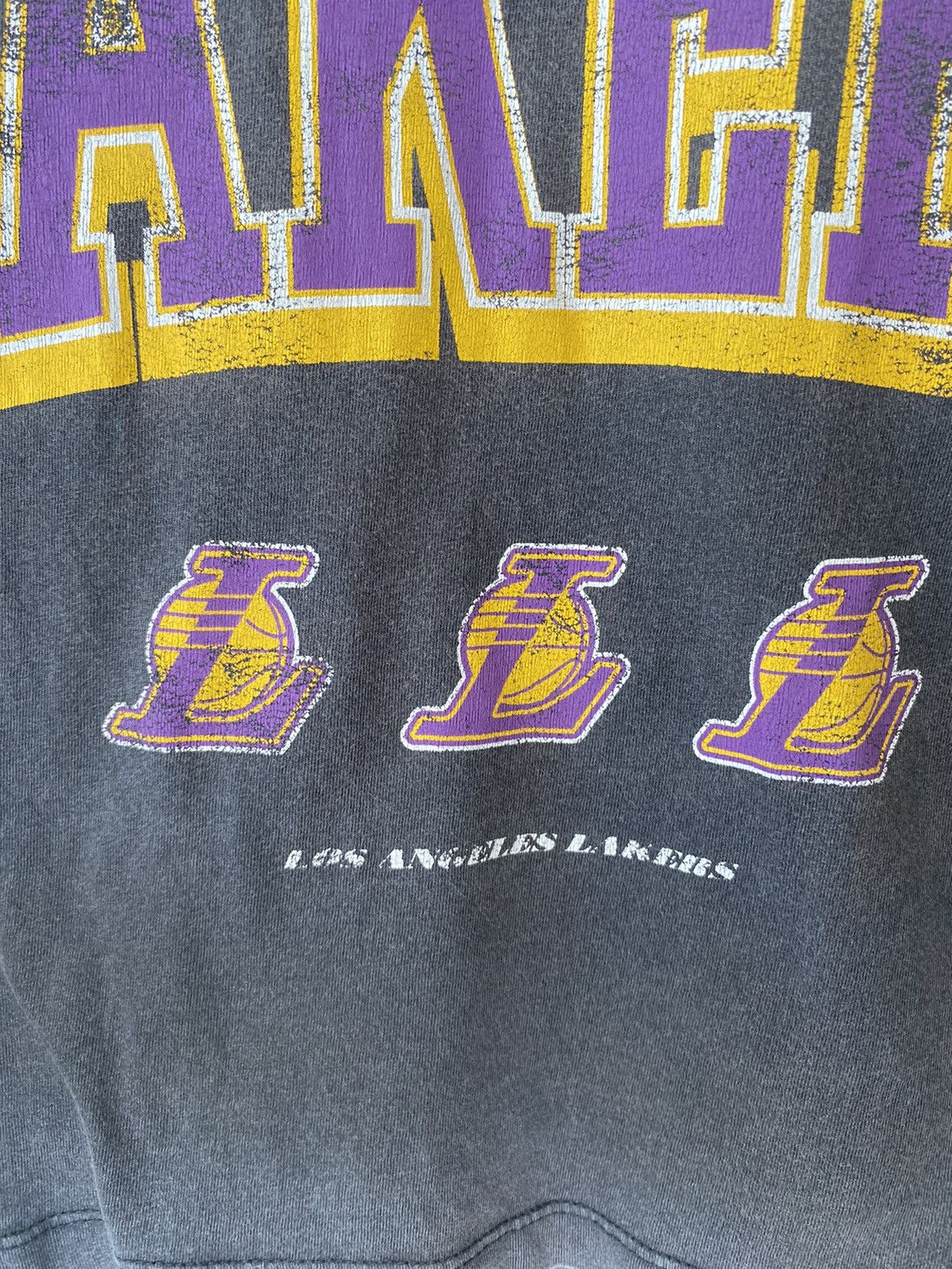 NBA 🔥 Crazy Rare Los Angeles Lakers NBA Faded Distressed Tee Size US XL / EU 56 / 4 - 5 Thumbnail
