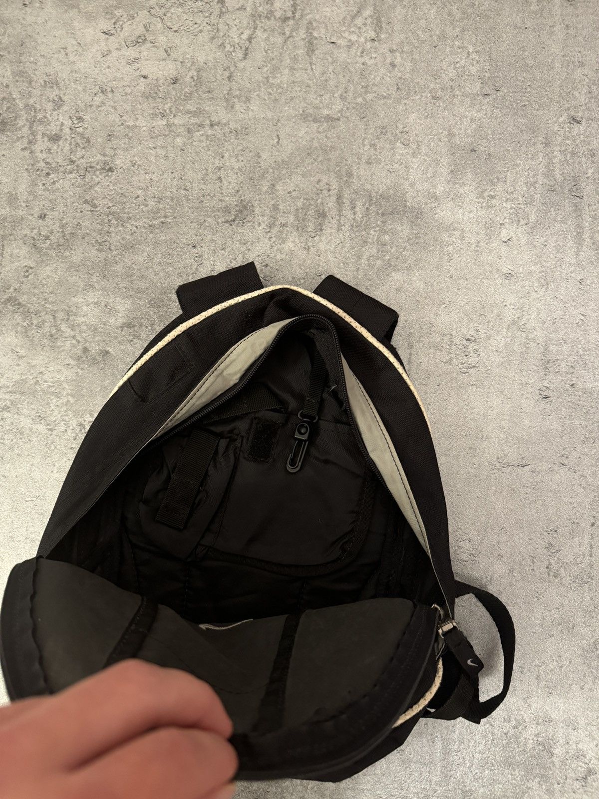 Nike × Vintage Nike Central swoosh logo black small bag backpack vintage Size ONE SIZE - 4 Thumbnail