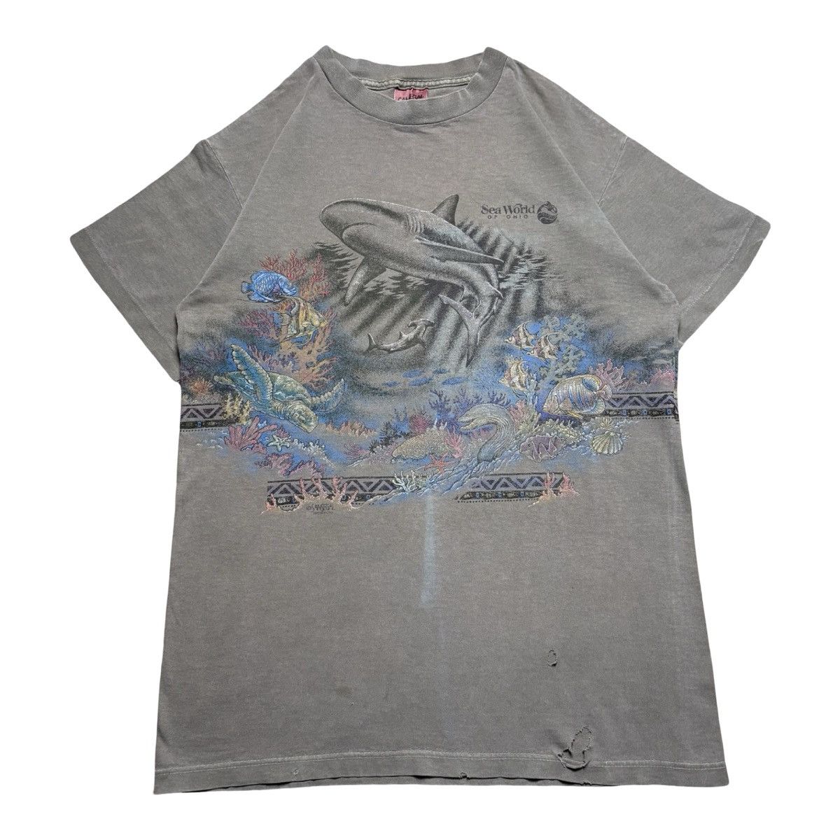 Other Vintage 90s Thrashed Seaworld Shark Wraparound T Shirt M Size US M / EU 48-50 / 2 - 1 Thumbnail