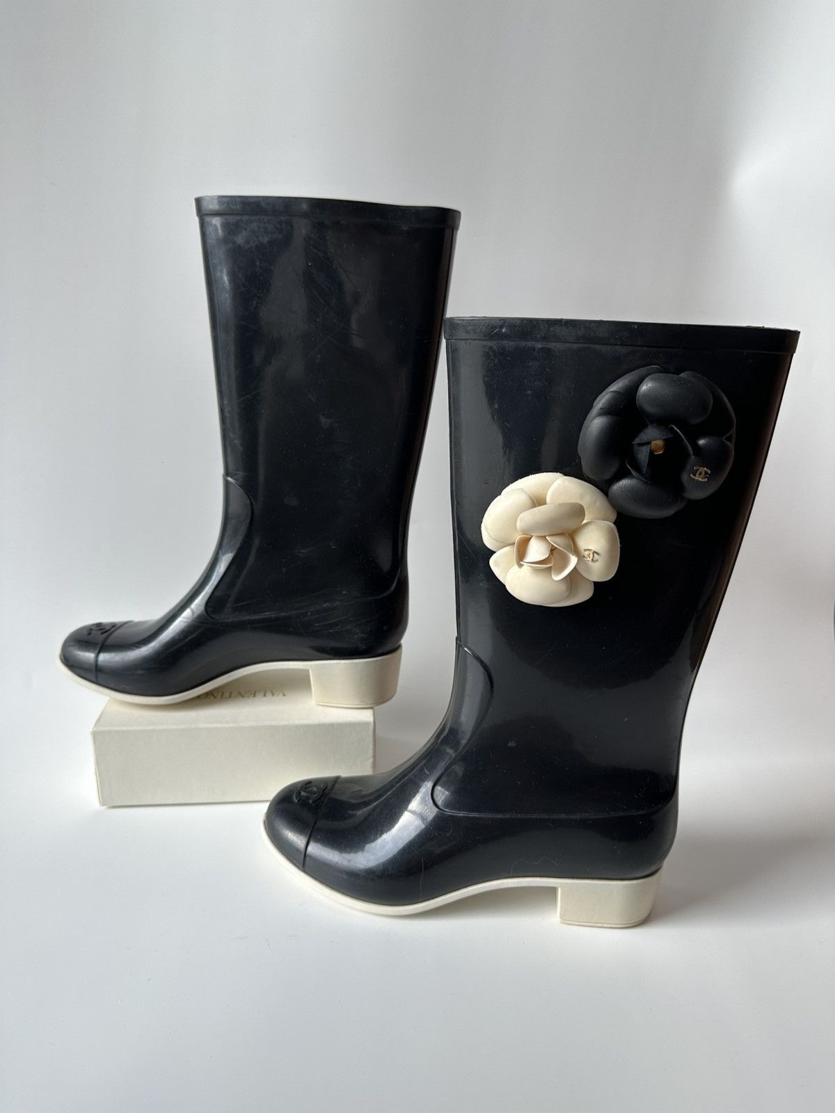 Chanel Chanel Black Rubber Camellia Flower Rain Boots Size US 7 / IT 37 - 1 Thumbnail