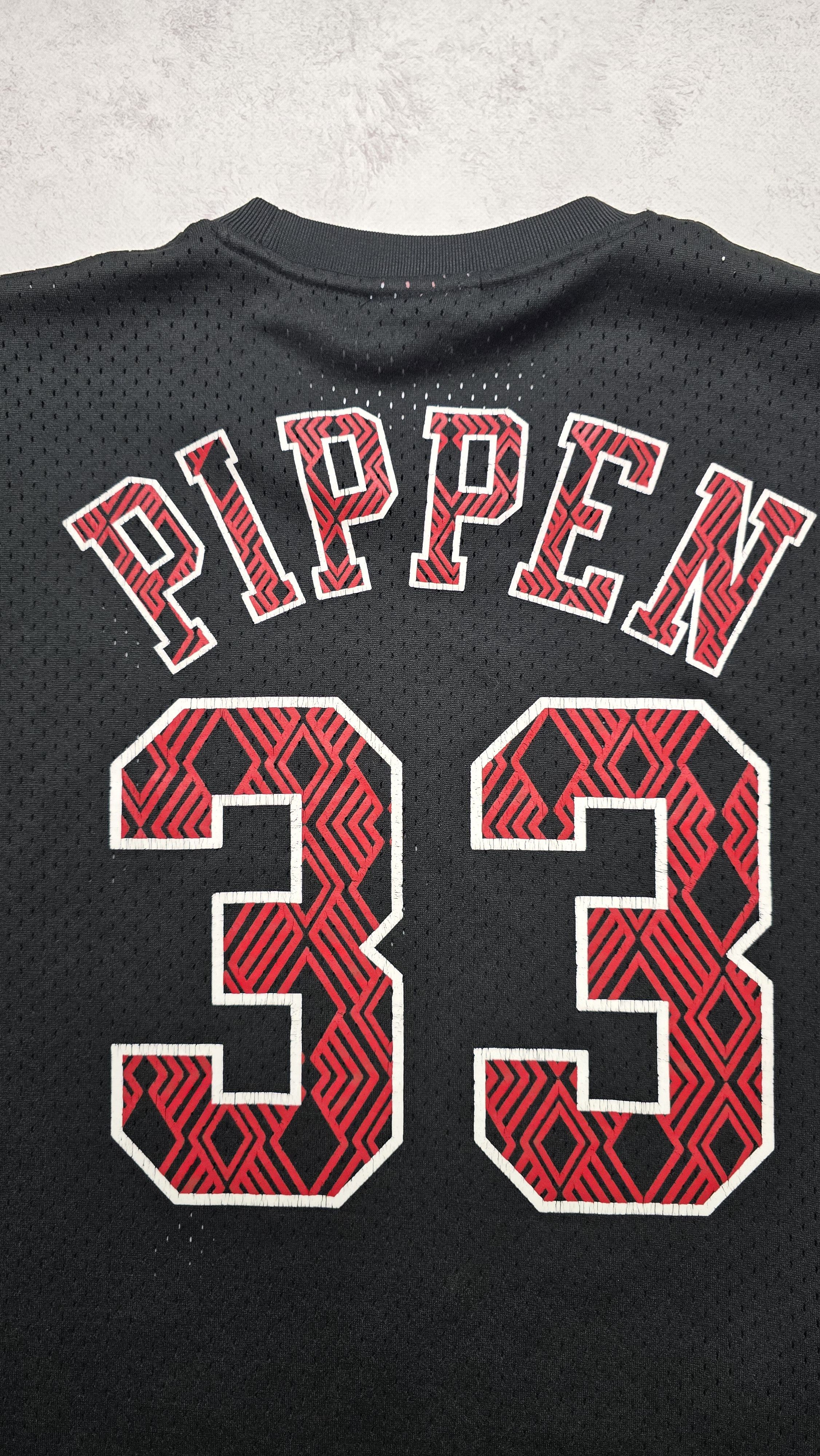 Mitchell & Ness Chicago Bulls Scottie Pippen #33 Name & Number Crewneck HWC Size US M / EU 48-50 / 2 - 4 Thumbnail