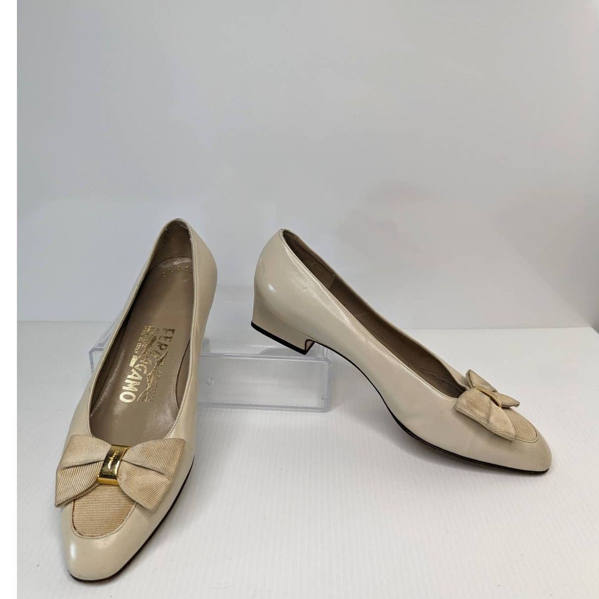 vintage Ferragamo pumps heels satin leather cream gold 5.5