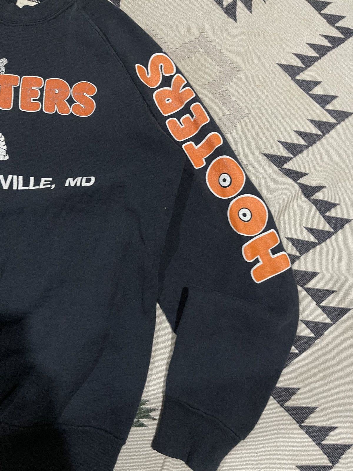 Vintage 90s HOOTERS ROCKVILLE,MD SPELLOUT SWEATSHIRT DISTRESSED Size US M / EU 48-50 / 2 - 7 Thumbnail