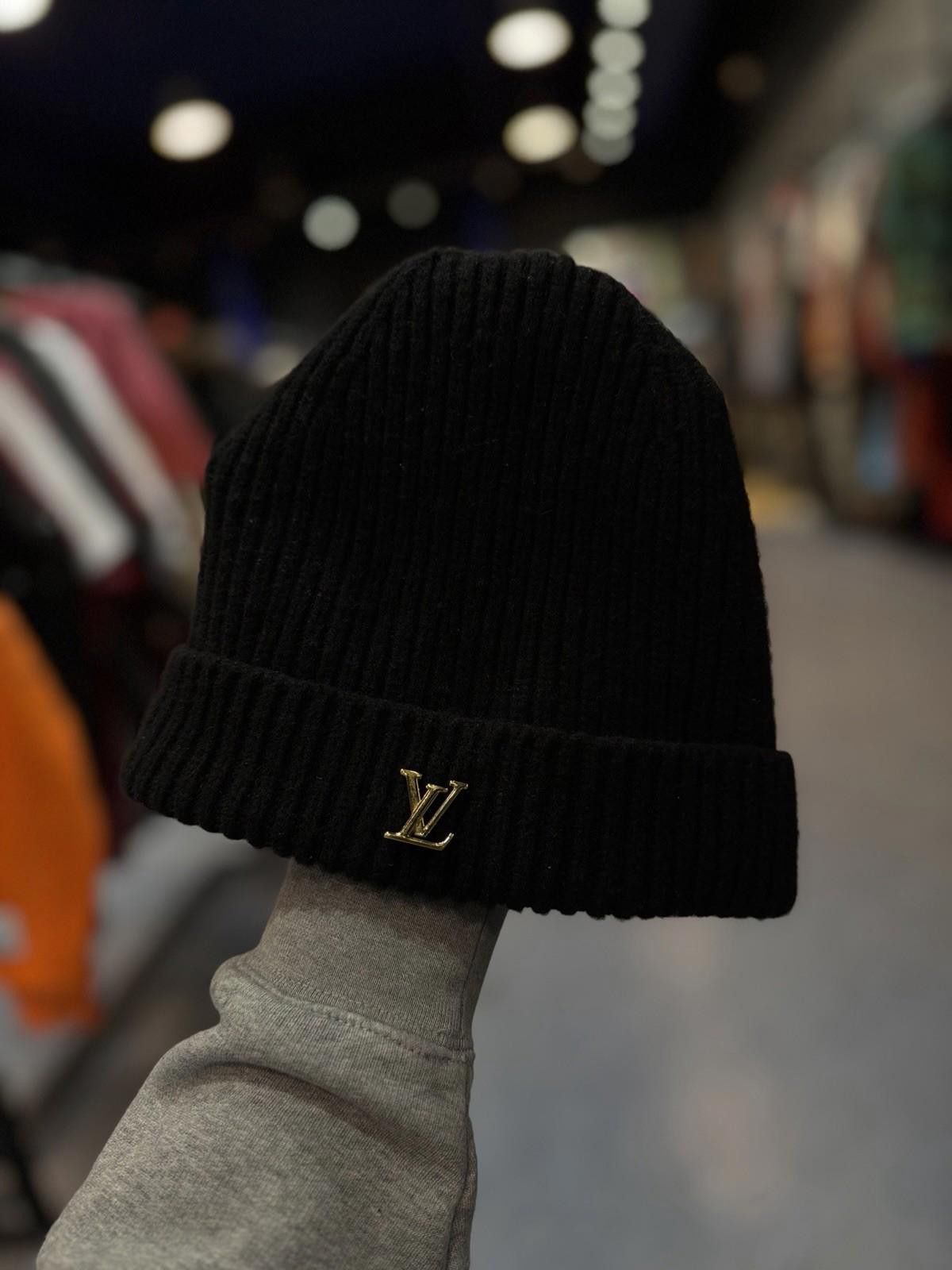 Louis Vuitton Louis Vuitton Black Men's Solid Knit Beanie Hat Gold LV $595 Size ONE SIZE - 8 Thumbnail