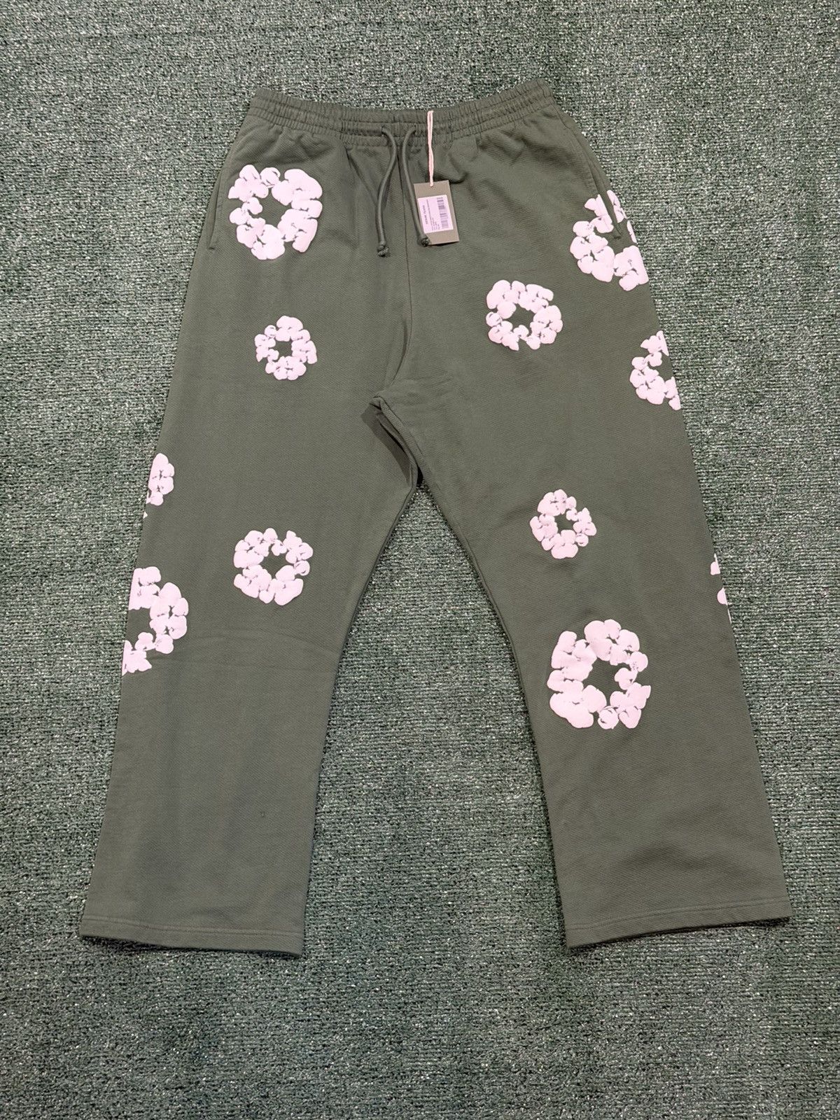 DENIM TEARS Denim Tears Cotton Wreath Sweatpants Green (NWT) XXL Size US 44 / EU 60 - 1 Thumbnail