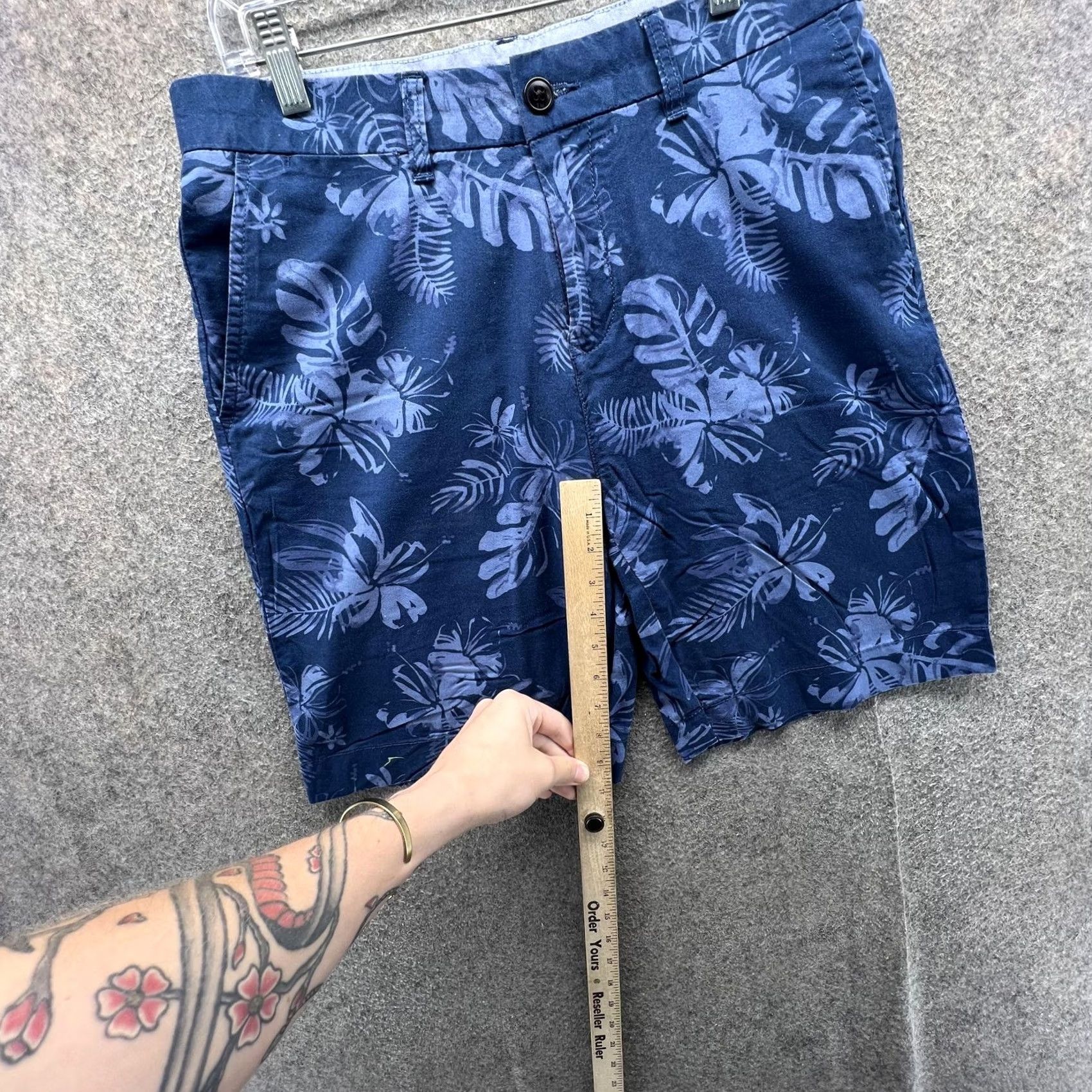 Tommy Hilfiger Tommy Hilfiger Shorts Mens 30 Blue Floral Chino Flat Front 10 Inseam Casual Size US 30 / EU 46 - 3 Thumbnail