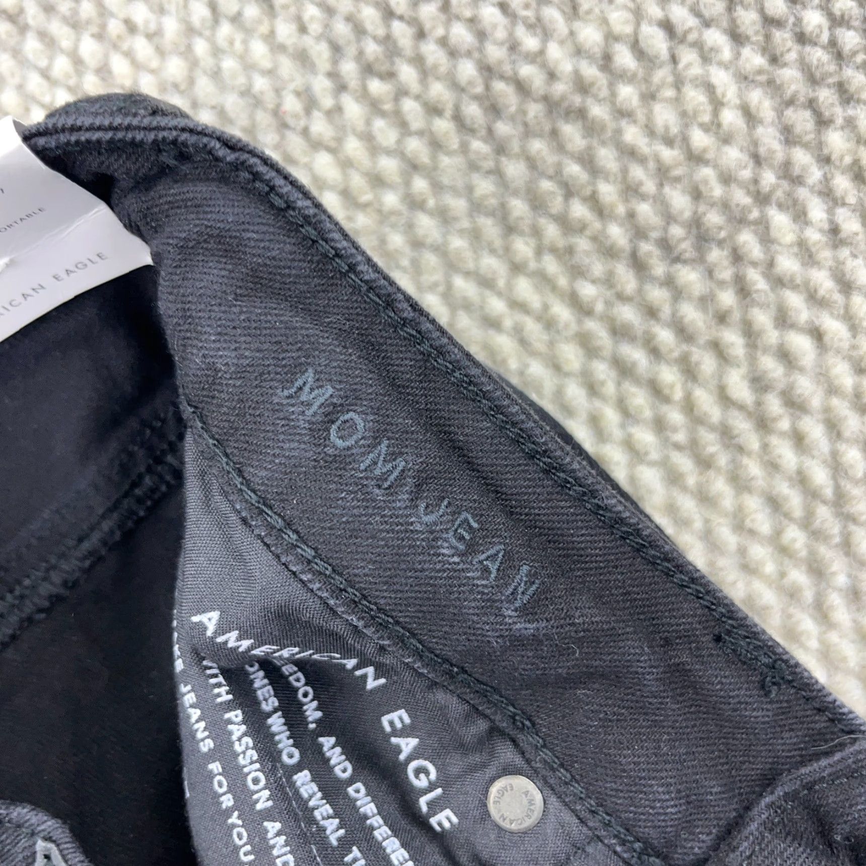 American Eagle Outfitters American Eagle Jeans Women 0 Black Mom Jean High Rise Distressed Denim Baggy 5-Pocket Style Mom Jean Womens 80s 90s Grunge Retro Rockabilly Steampunk Size 25" / US 0 / IT 36 - 4 Thumbnail