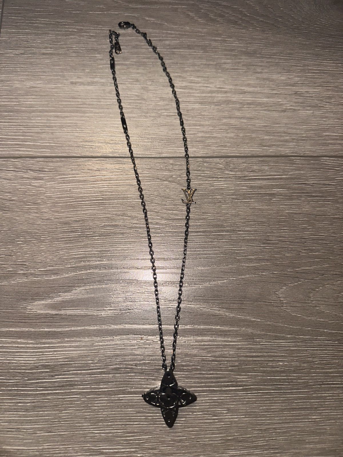 Louis Vuitton Louis Vuitton Flower Locket Necklace (Sold Out) Size ONE SIZE - 3 Thumbnail