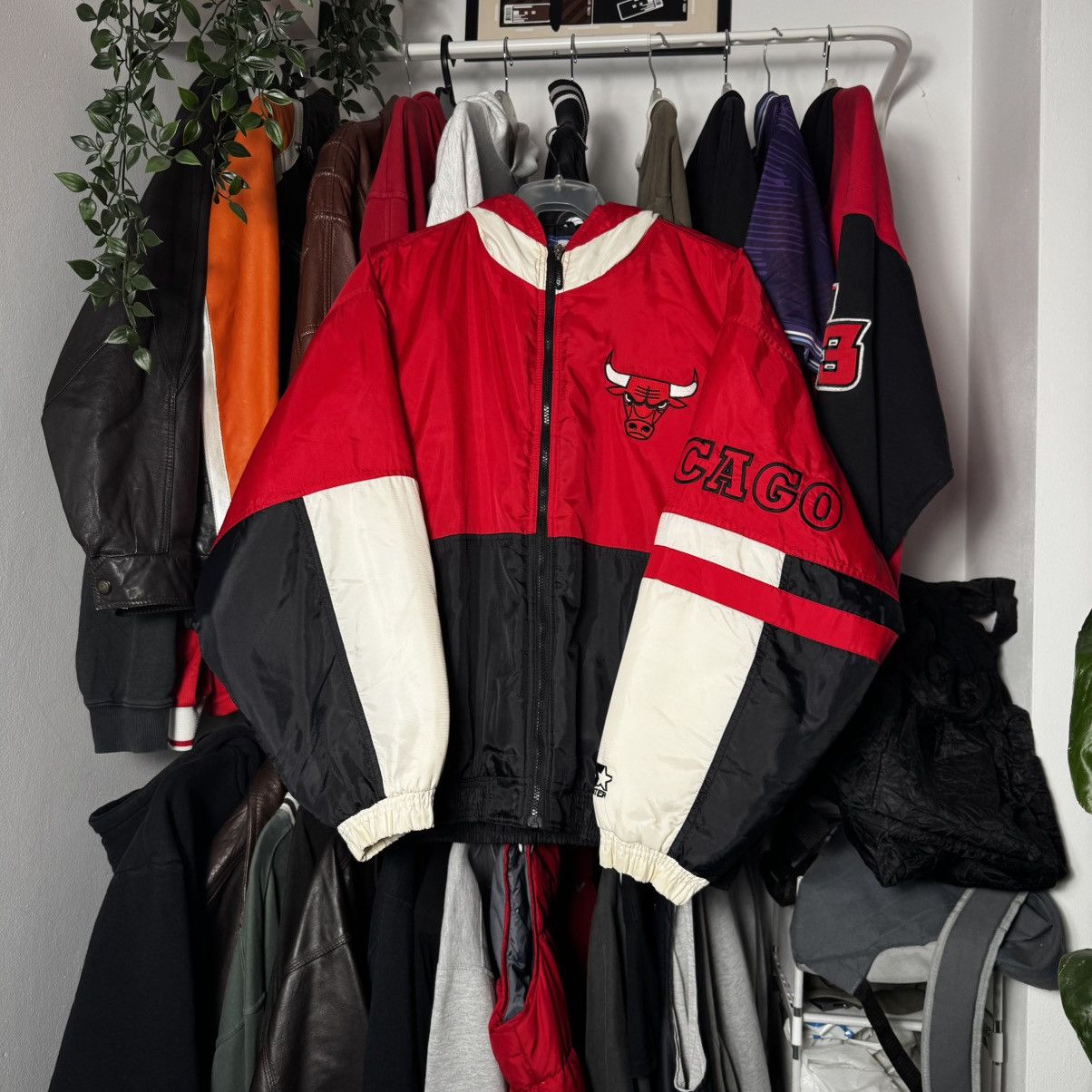 Starter Chicago Bulls NBA Starter vintage 90s basketball jacket. Size US L / EU 52-54 / 3 - 1 Thumbnail