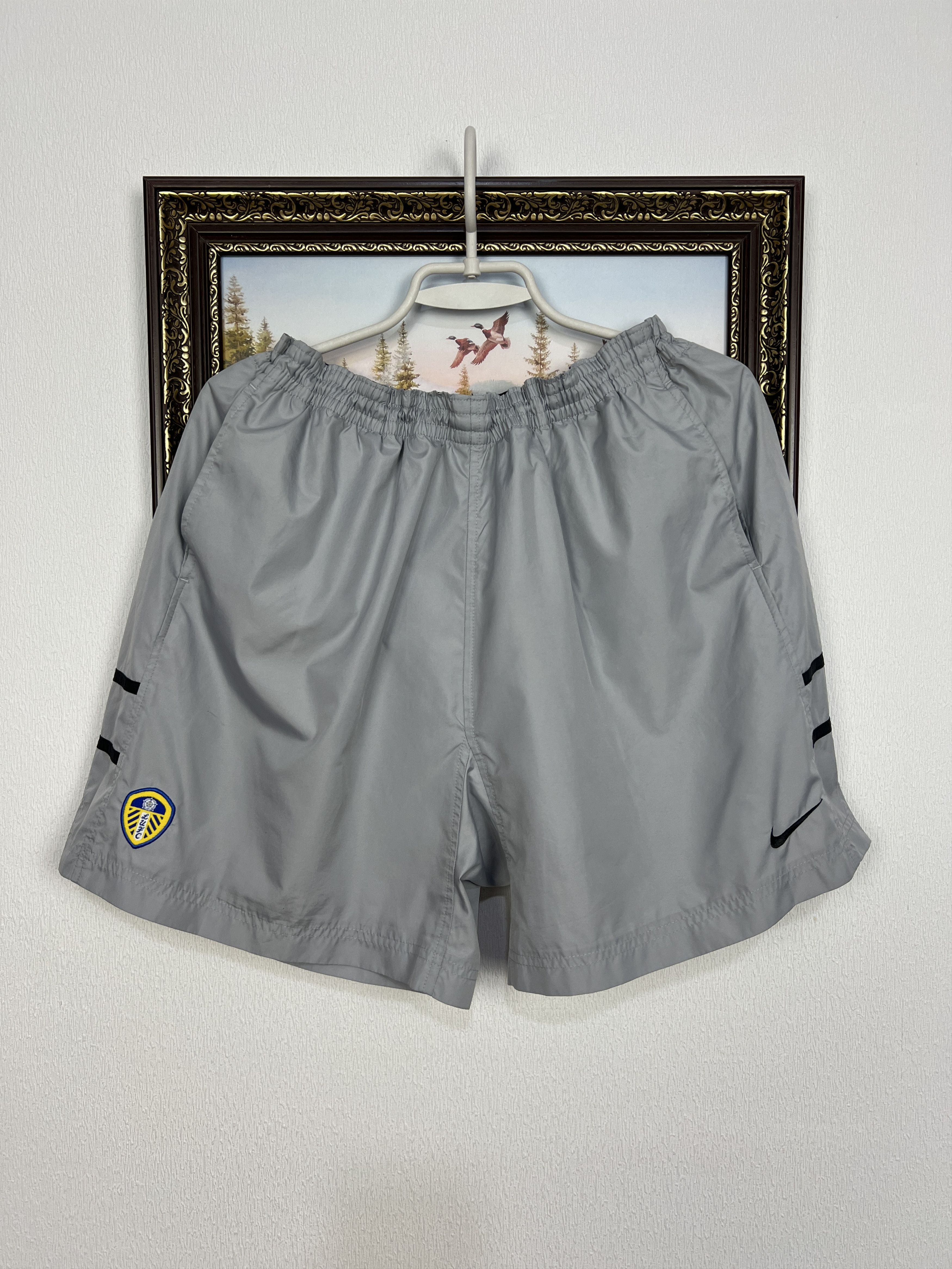 Nike Vintage Nike Leeds United Football Shorts Soccer Mens L Size US 34 / EU 50 - 1 Thumbnail