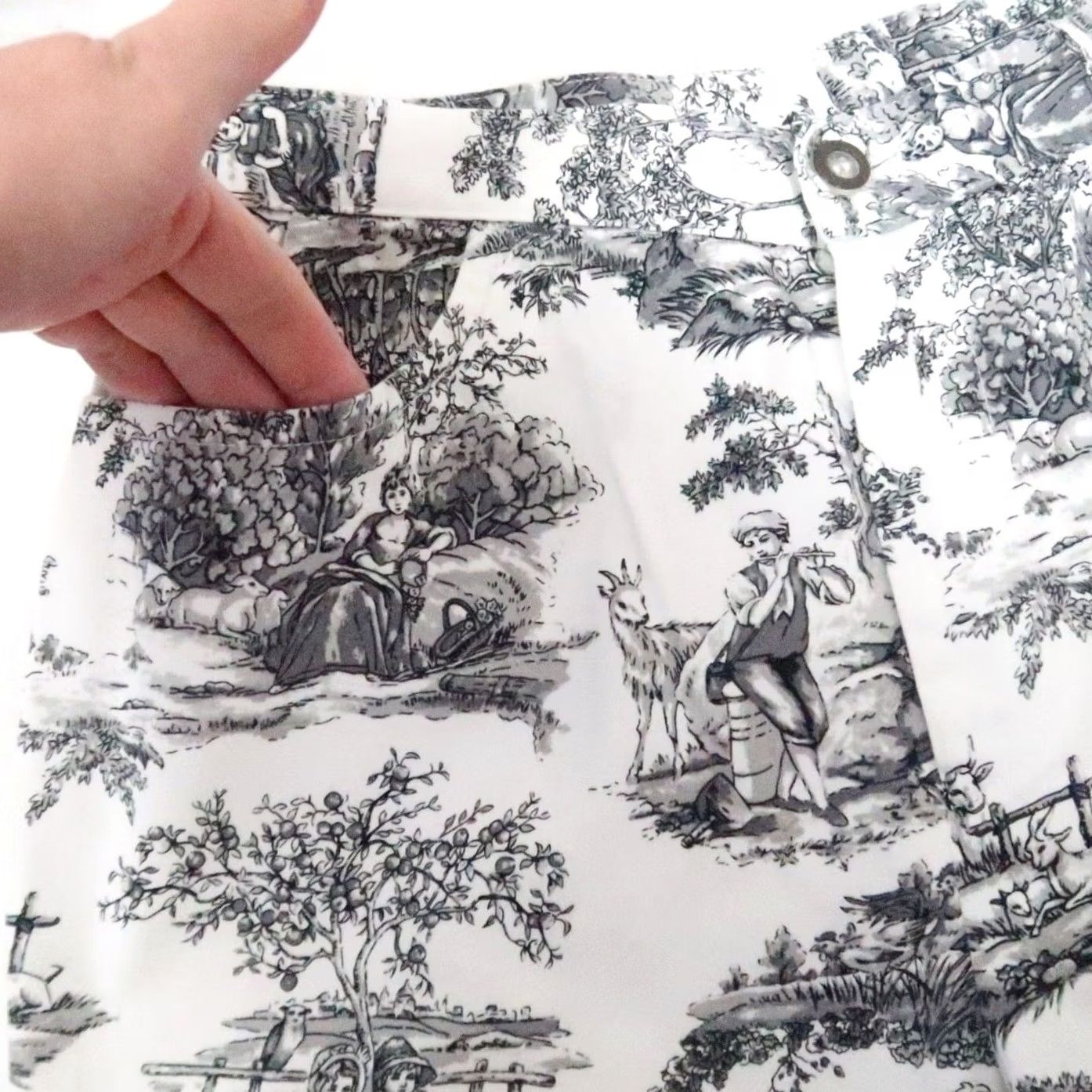 Vintage VINTAGE 90s White and Black Folklore Drawing Nature Print Pants XS Regular Tapered Ankle 27in Rise 10in Bohemian Nature 25in Waist Womens Size 26" / US 2 / IT 38 - 4 Thumbnail