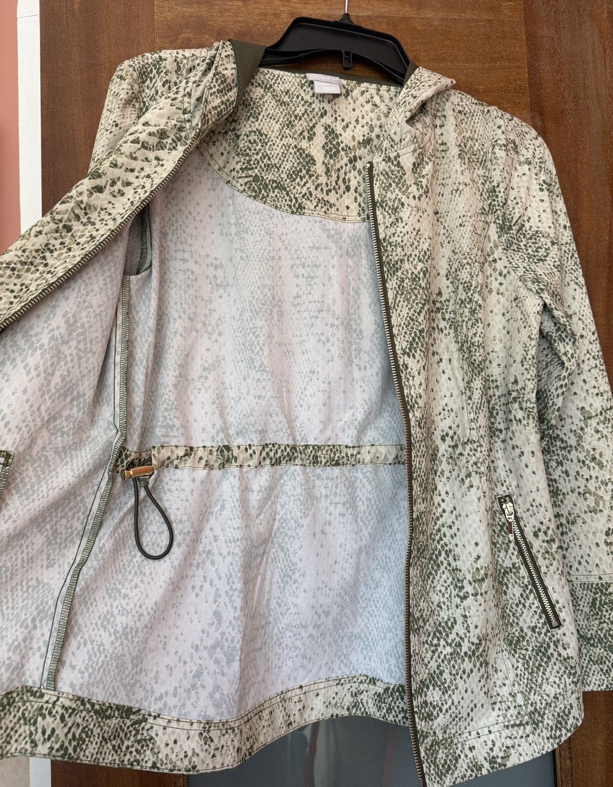 Chicos Chico’s Women Zenergy Zeema Olive Hooded Snakeskin Jacket Size XS / US 0-2 / IT 36-38 - 7 Thumbnail