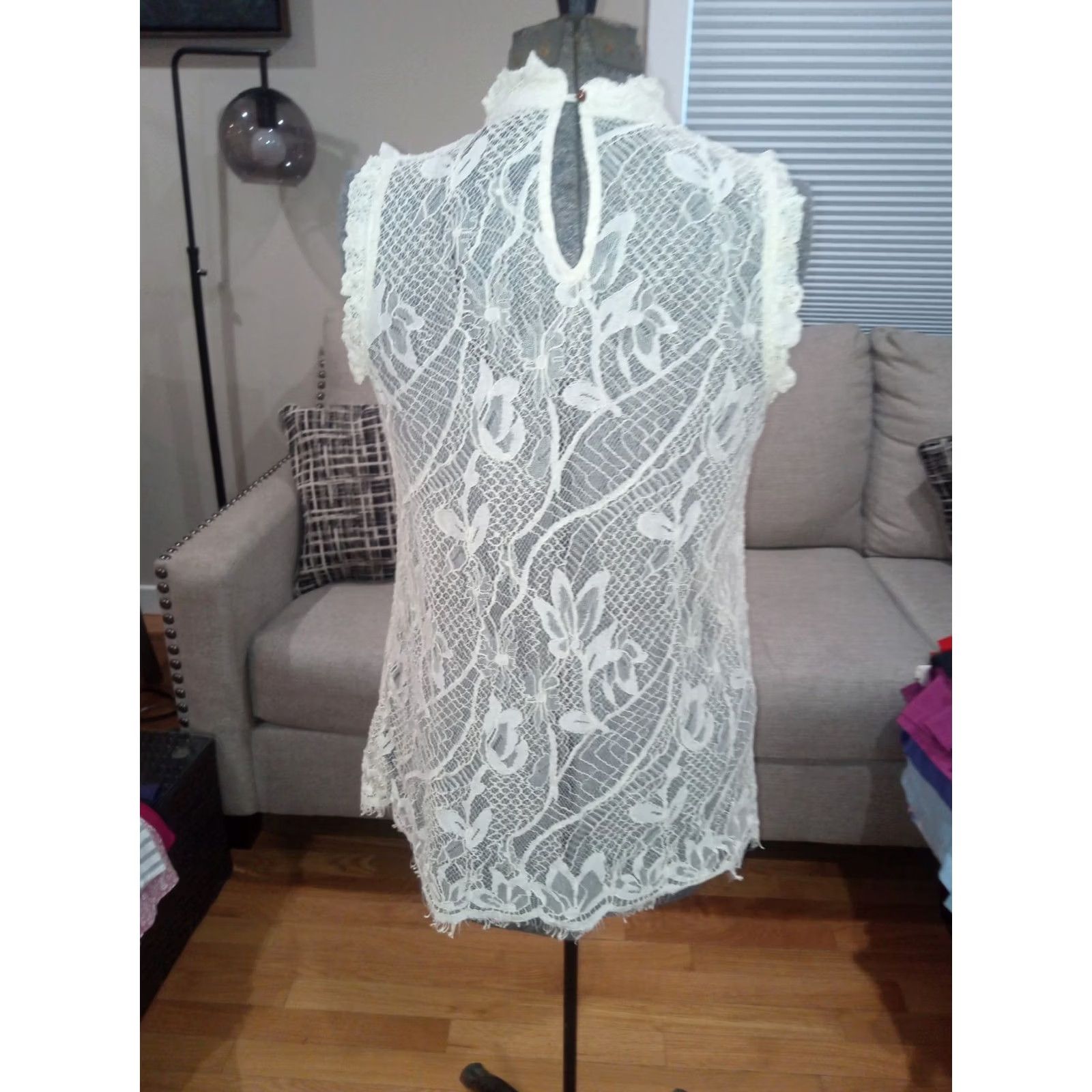 Vintage WHO WHAT WEAR Blouse Sleeveless Mock Neck Lace Ivory Cream Small Womensлег Size S / US 4 / IT 40 - 3 Thumbnail