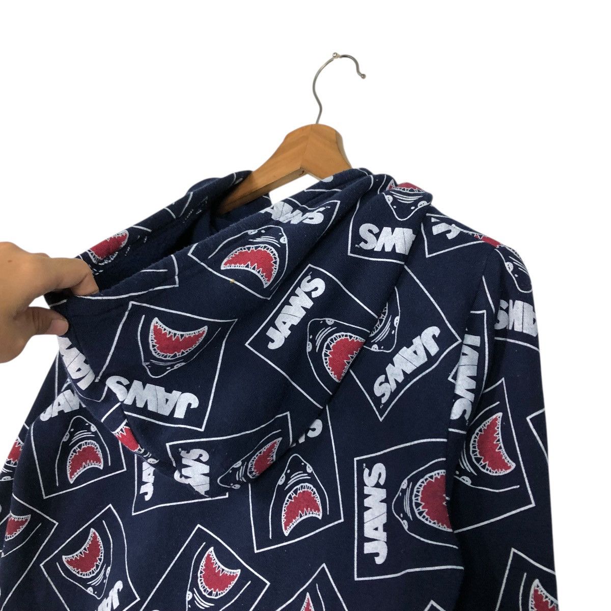 Japanese Brand 🔥VINTAGE HOODIE PULL OVER JAWS MOVIE FULL PRINT RARE DESIGN Size US M / EU 48-50 / 2 - 12 Thumbnail