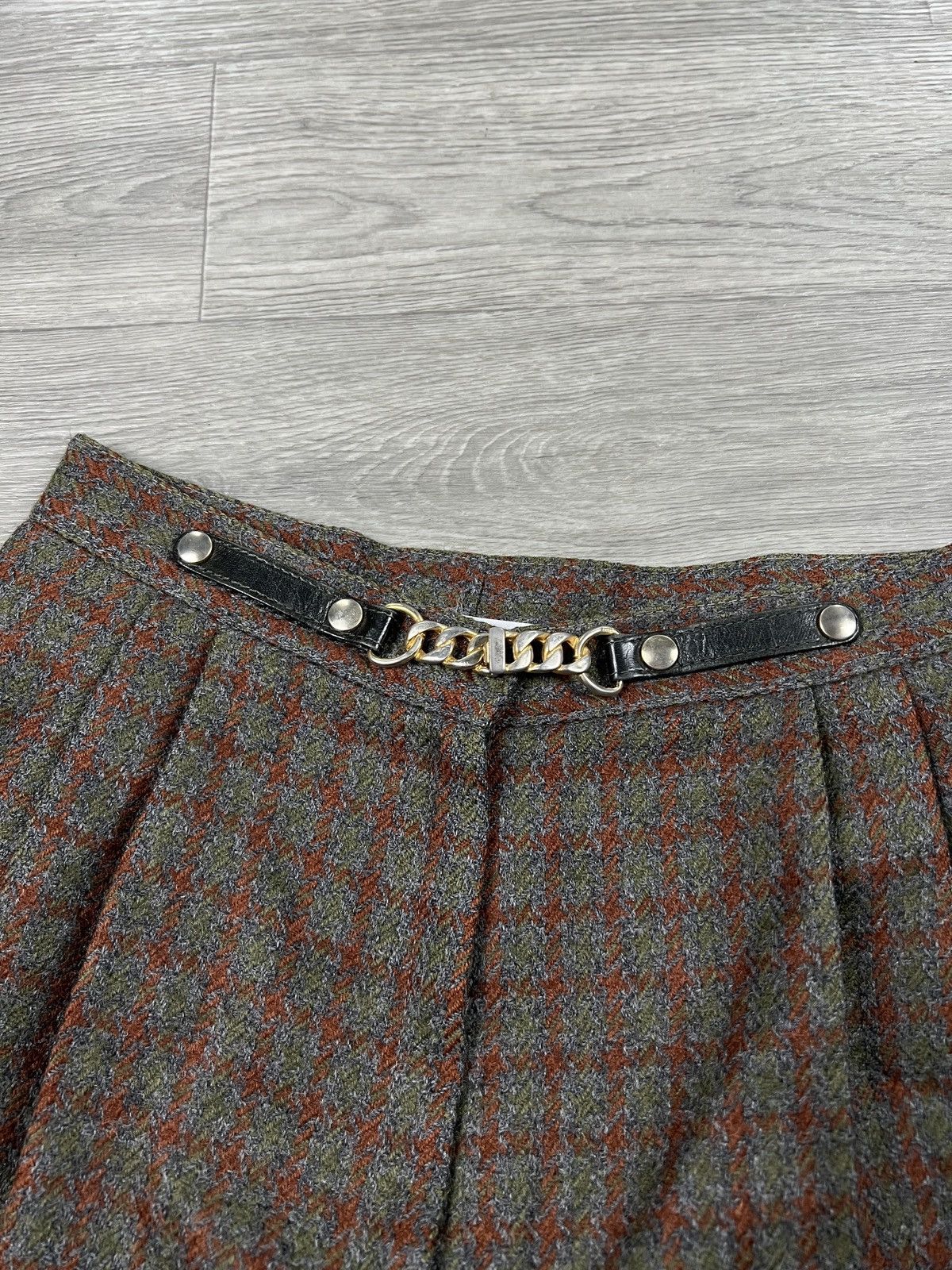 Celine Rare Celine vintage wool tweed shorts FR 10 (M) Women’s Size 28" / US 6 / IT 42 - 4 Thumbnail