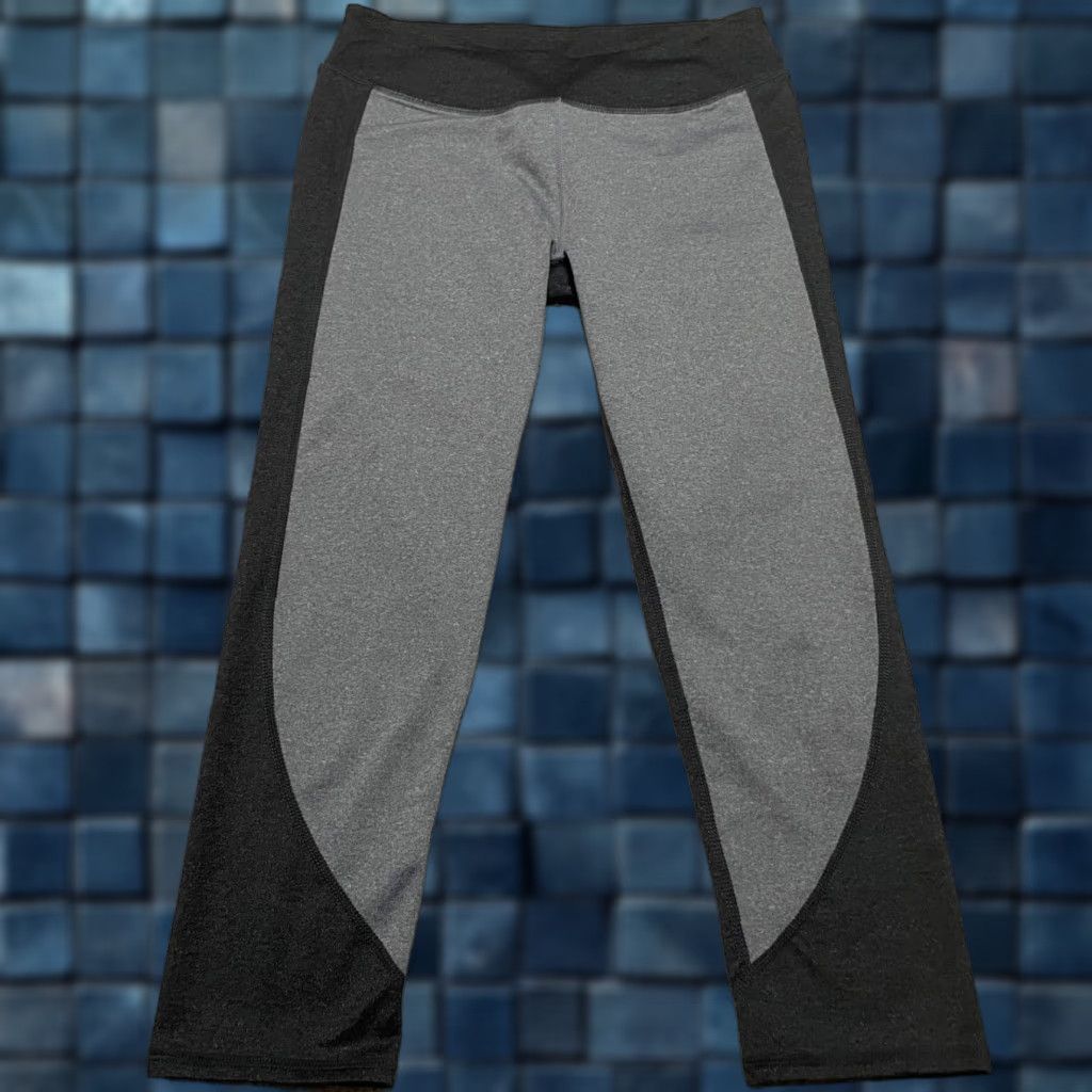 Fabletics Fabletics Womens Capri Leggings Gray Mid Rise 20" Inseam XS S Regular Logo Sports Athleisure Capris - Activewear Pants Women Size 28" / US 6 / IT 42 - 1 Thumbnail