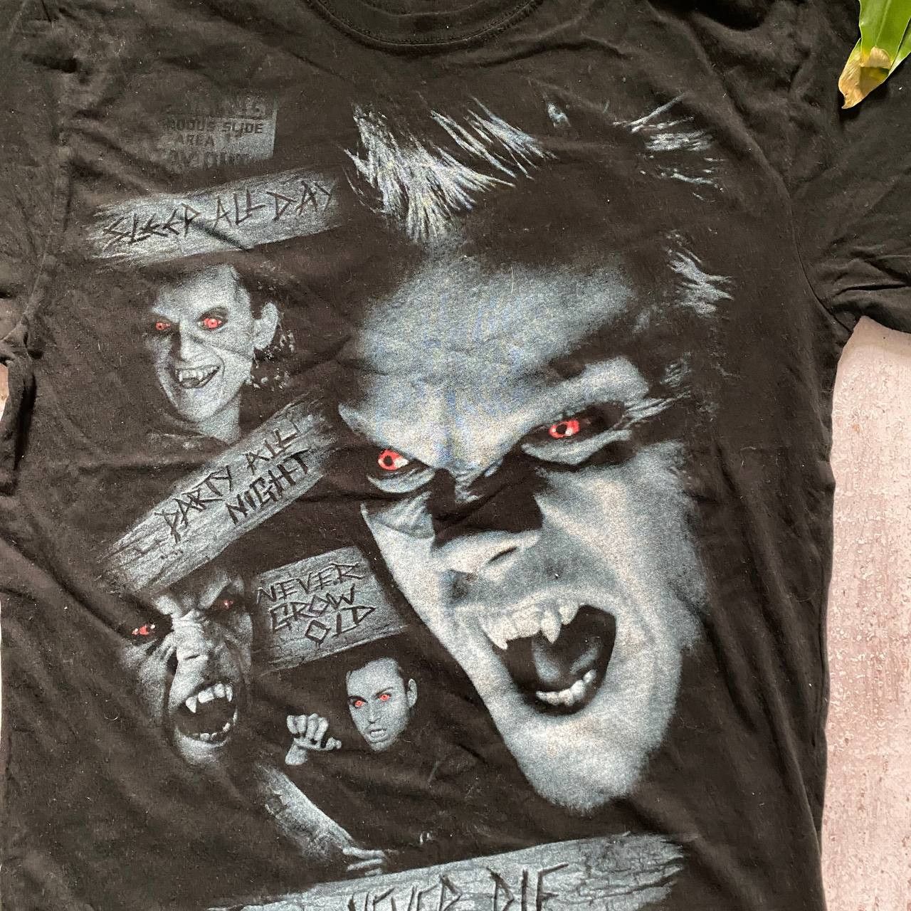 Vintage THE LOST BOYS AMAZING HORROR COMEDY T SHIRT 249 Size US L / EU 52-54 / 3 - 3 Thumbnail