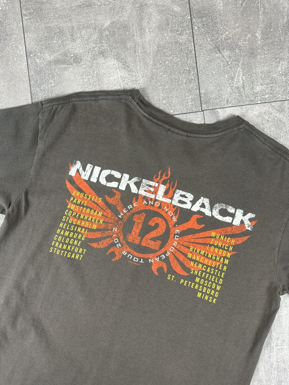 Gildan Nickelback Vintage 2012 Tour Band T-Shirt Here And Now Size US M / EU 48-50 / 2 - 11 Thumbnail