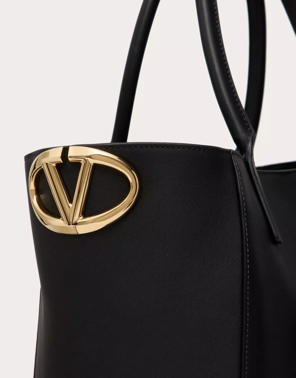 Valentino oc11z0725 Size:OS/Shopping Bag In Nappa Calfskin in Black Size ONE SIZE - 7 Thumbnail