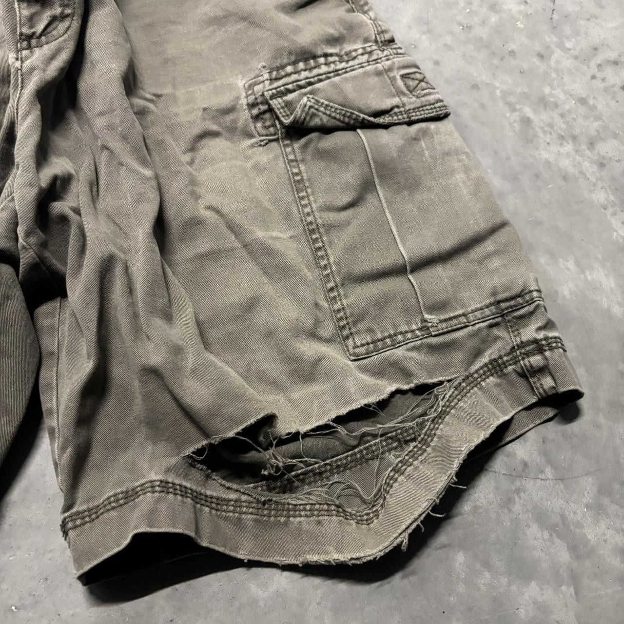 Japanese Brand × Vintage Crazy Vintage Y2K/2000s Baggy Khaki Earth Tone Distressed Skater Cargo Shorts! Size US 38 / EU 54 - 4 Thumbnail