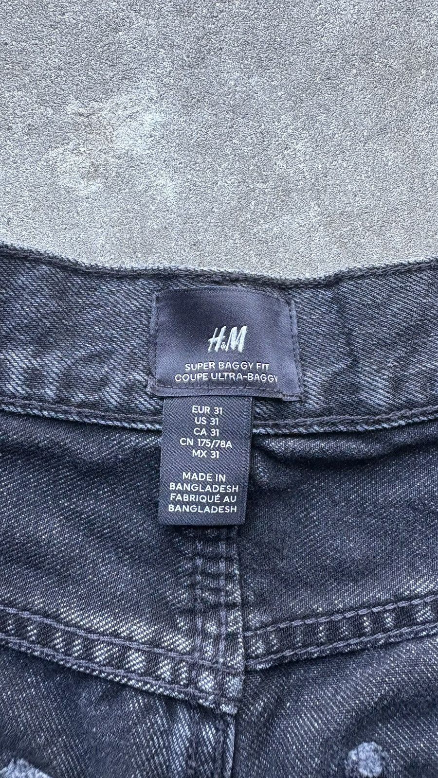 H&M ‘SUPER BAGGY’ DENIM SHORTS Size US 31 - 3 Thumbnail