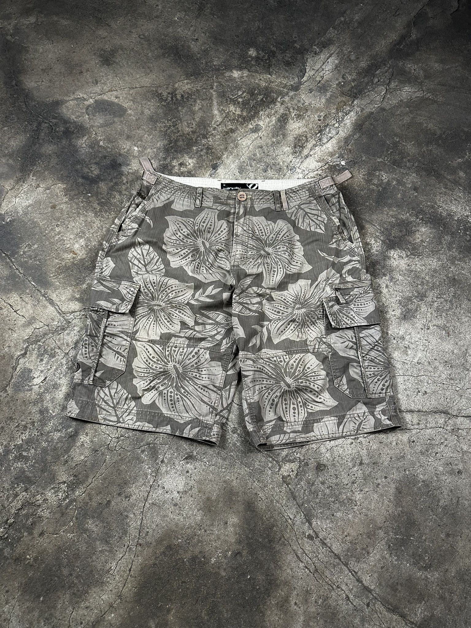 Vintage 2000s Vintage Animal Floral Hiphop Rap Y2k Cargo Shorts Size US 38 / EU 54 - 1 Thumbnail