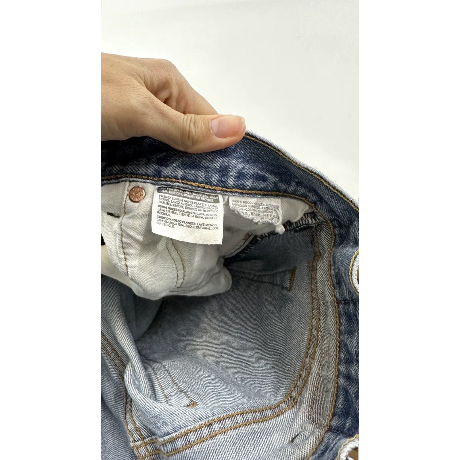 Levi's VINTAGE Levi’s 501 Jeans Mens 35 x 29 Blue Regular Denim Cotton Straight 35 Inseam USA Grunge Bohemian Festival Hipster City 90s Mens Size US 35 - 6 Thumbnail