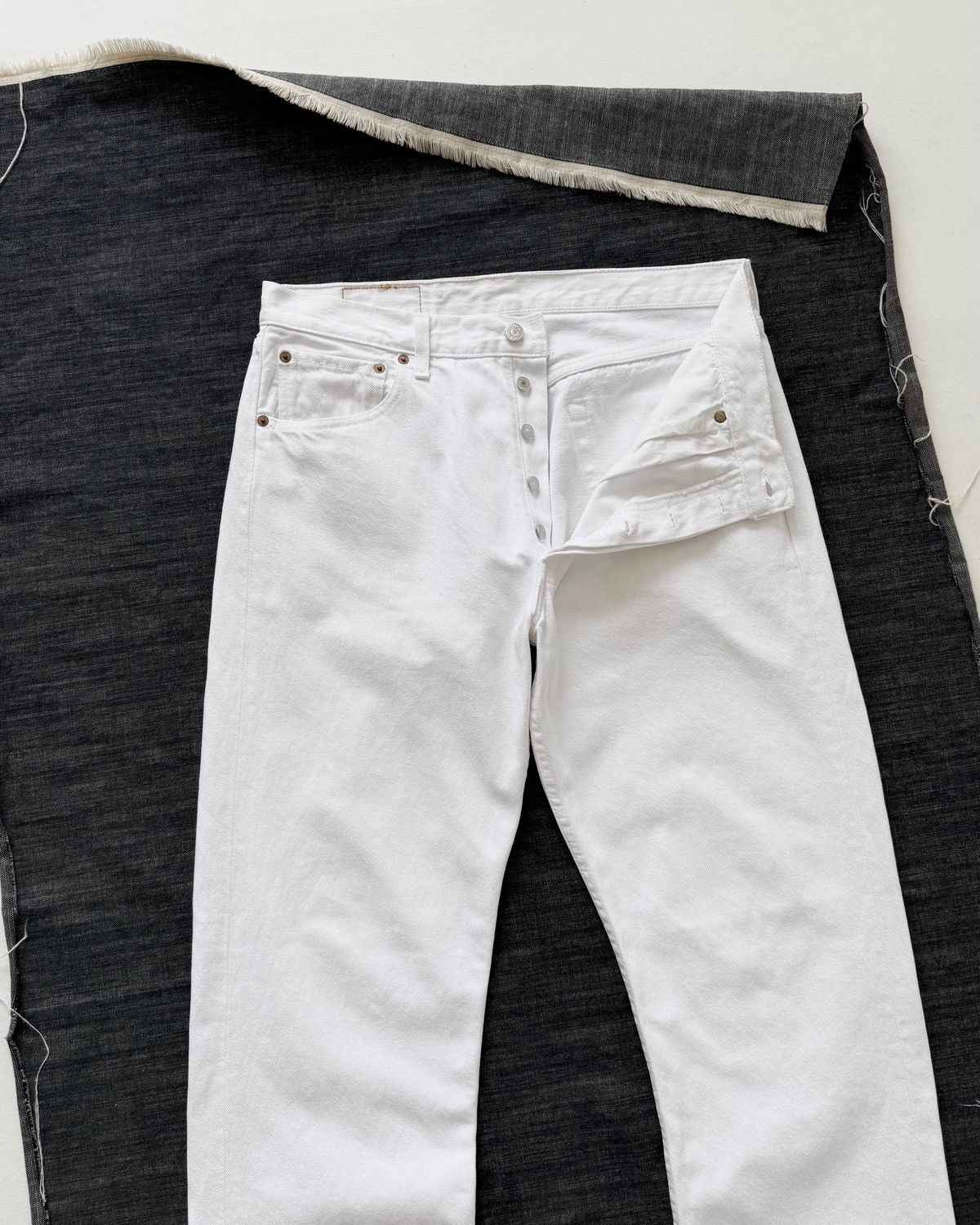 Levi's VINTAGE 90s LEVI’S 501 WHITE JEANS Size US 33 - 4 Thumbnail