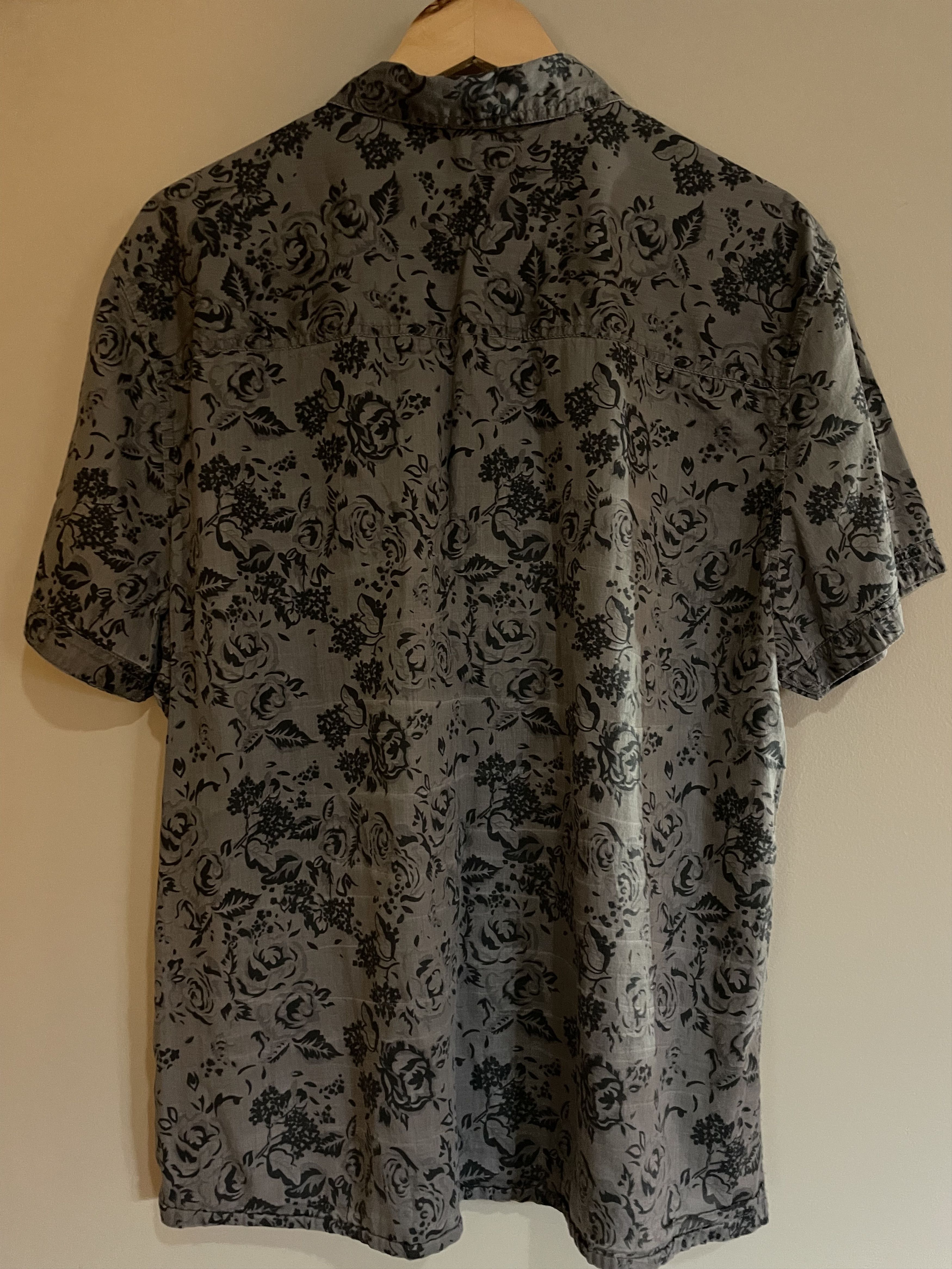 H&M H&M Floral S/S Lightweight Shirt, XL (fits like a Large) Size US XL / EU 56 / 4 - 2 Thumbnail