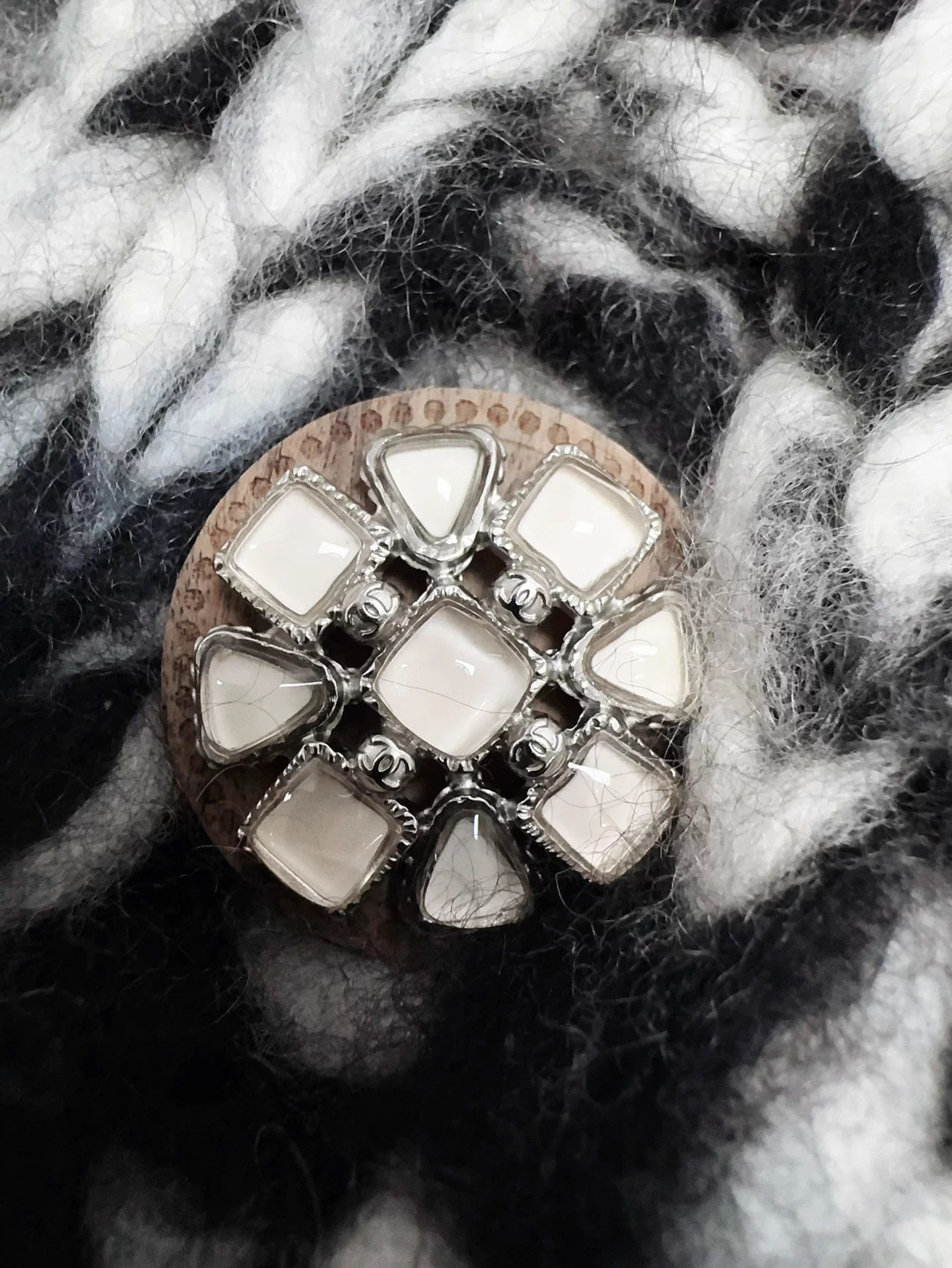 Chanel Chanel 19K Snowy Gem Button Black & White Chunky Cardi 36 BN Size XS / US 0-2 / IT 36-38 - 5 Thumbnail