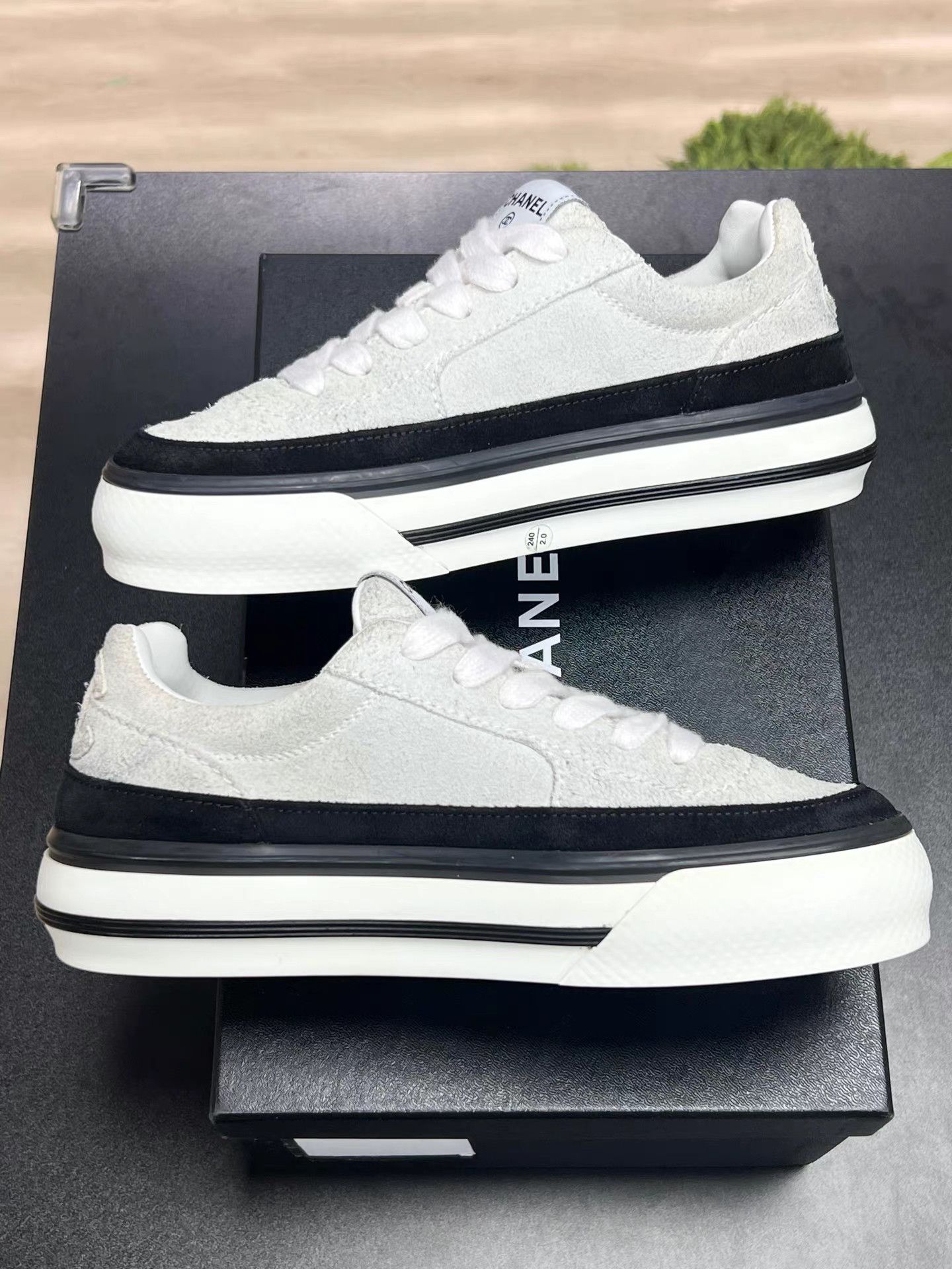 Chanel CHANEL Grey & Black Low-Top Sneakers K15 Size US 8.5 / IT 38.5 - 6 Thumbnail