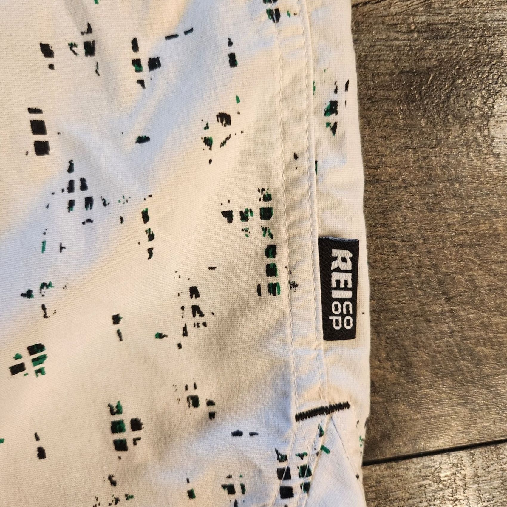 Vintage REI Co-op Shirt Mens 2XL Geometric Short Sleeve Button Up Camp Outdoors Casual White Nylon Spandex Lightweight Pockets Summer Men Size US XXL / EU 58 / 5 - 3 Thumbnail