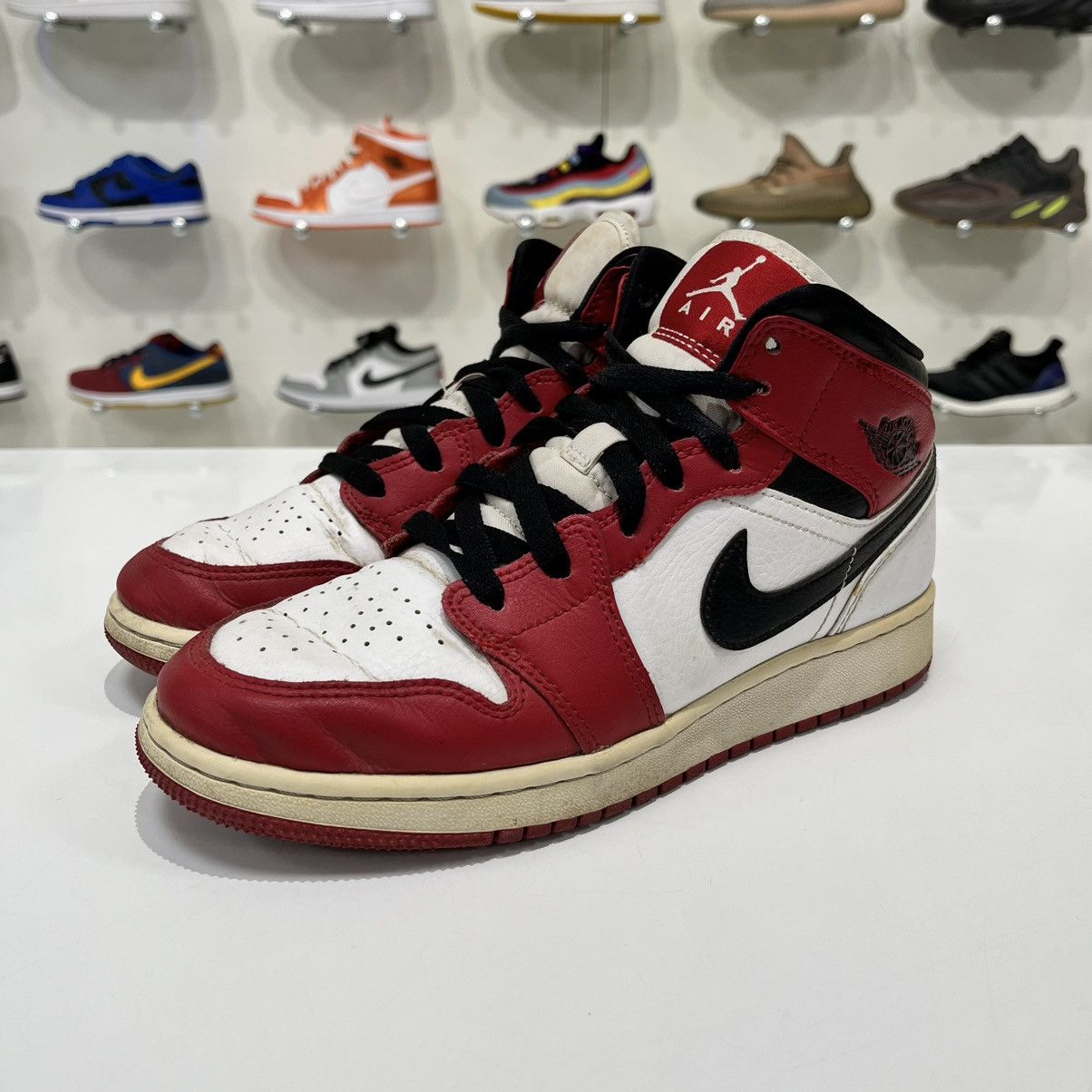 Nike Air Jordan 1 Mid Chicago (2020) (GS) Size US 5.5 / EU 38 - 2 Thumbnail