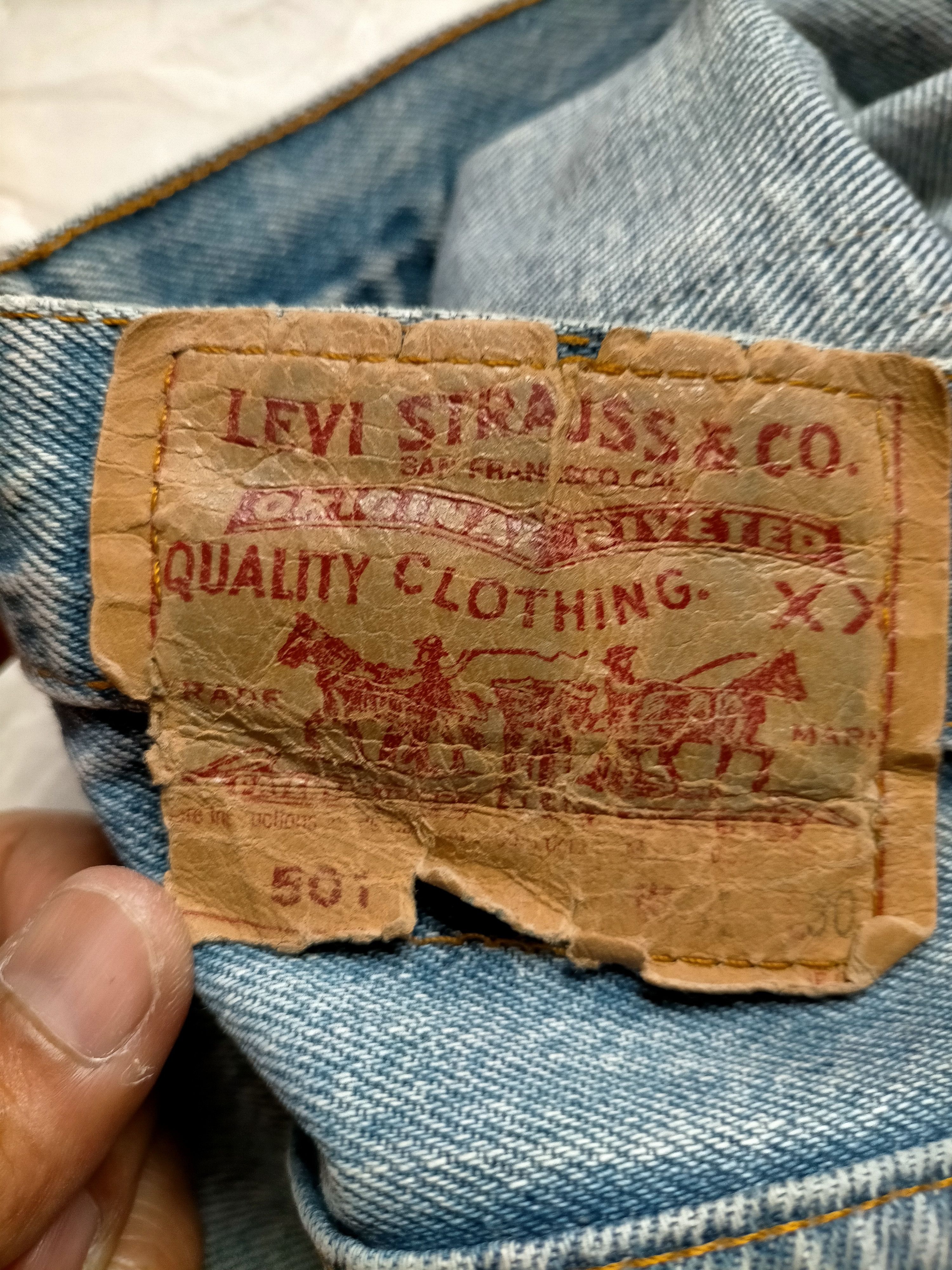 Levi's Vintage Clothing Vintage Levis 501 Usa Button Fly 520 Blue Jeans Size US 31 - 23 Thumbnail