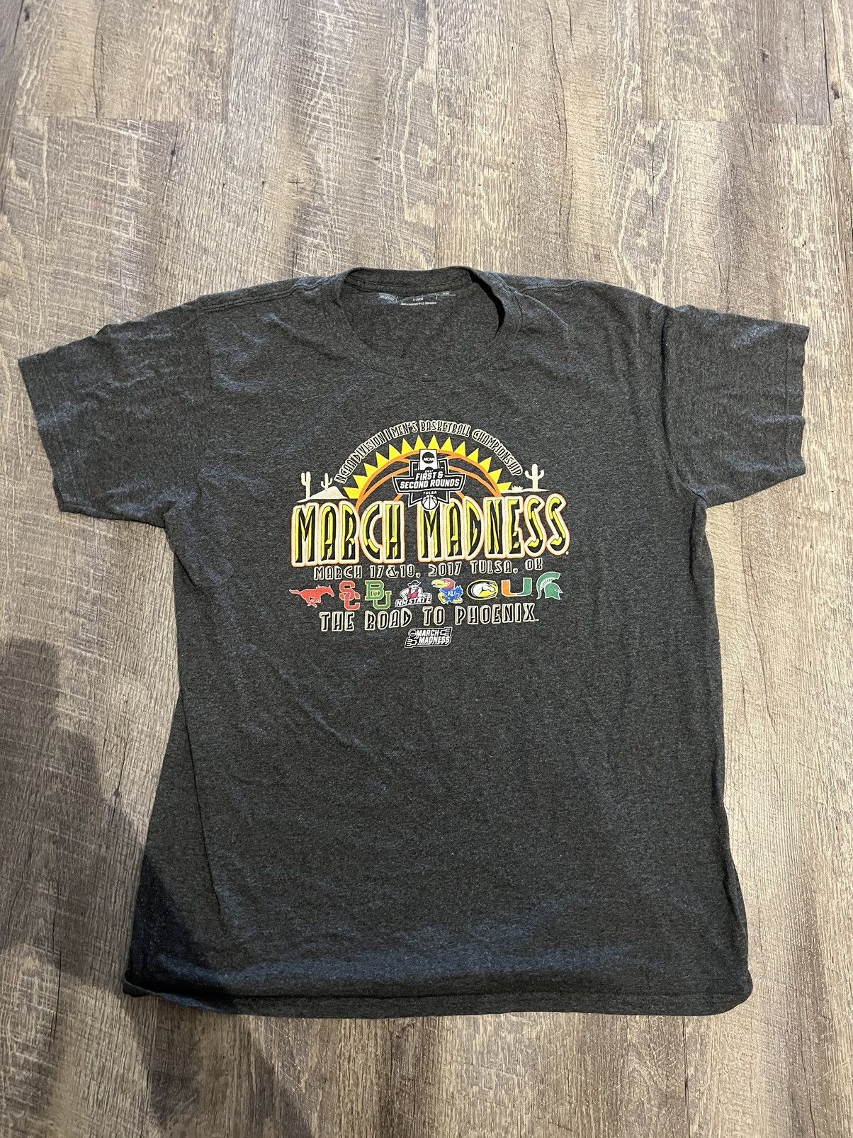 Vintage 2017 March Madness Tee Size US XL / EU 56 / 4 - 1 Preview
